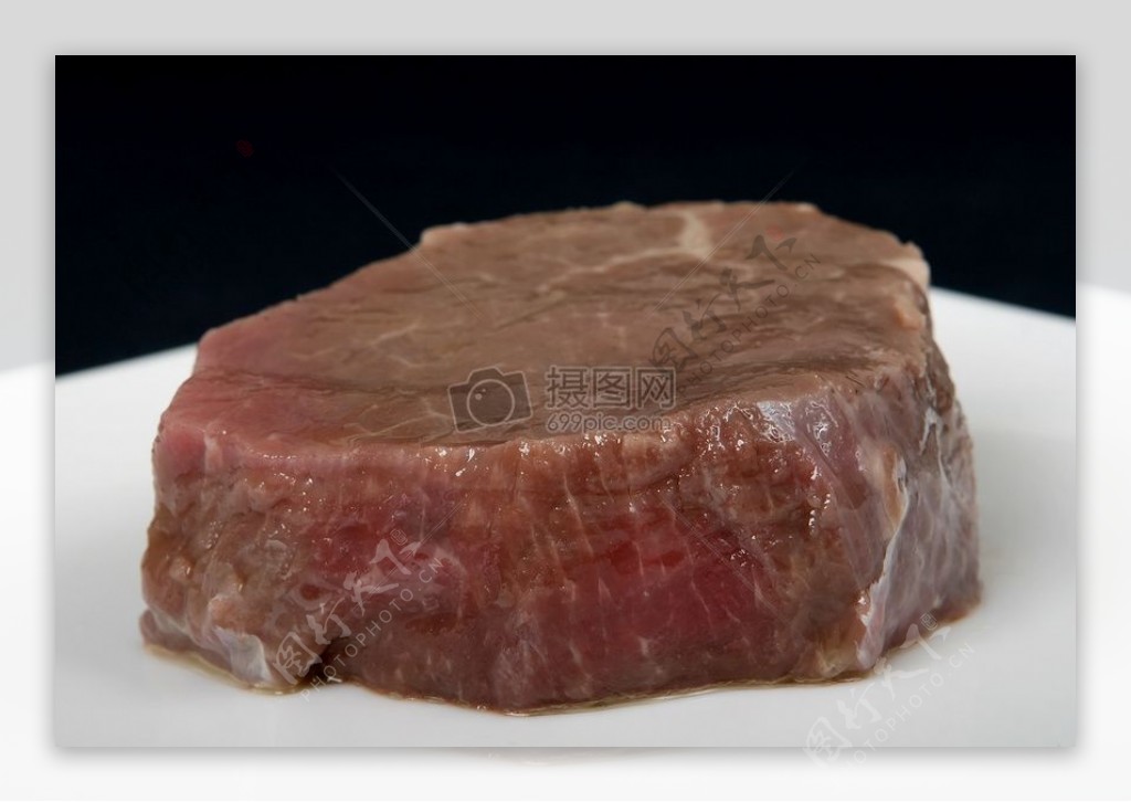 原始里脊牛排未煮熟的肉类食品
