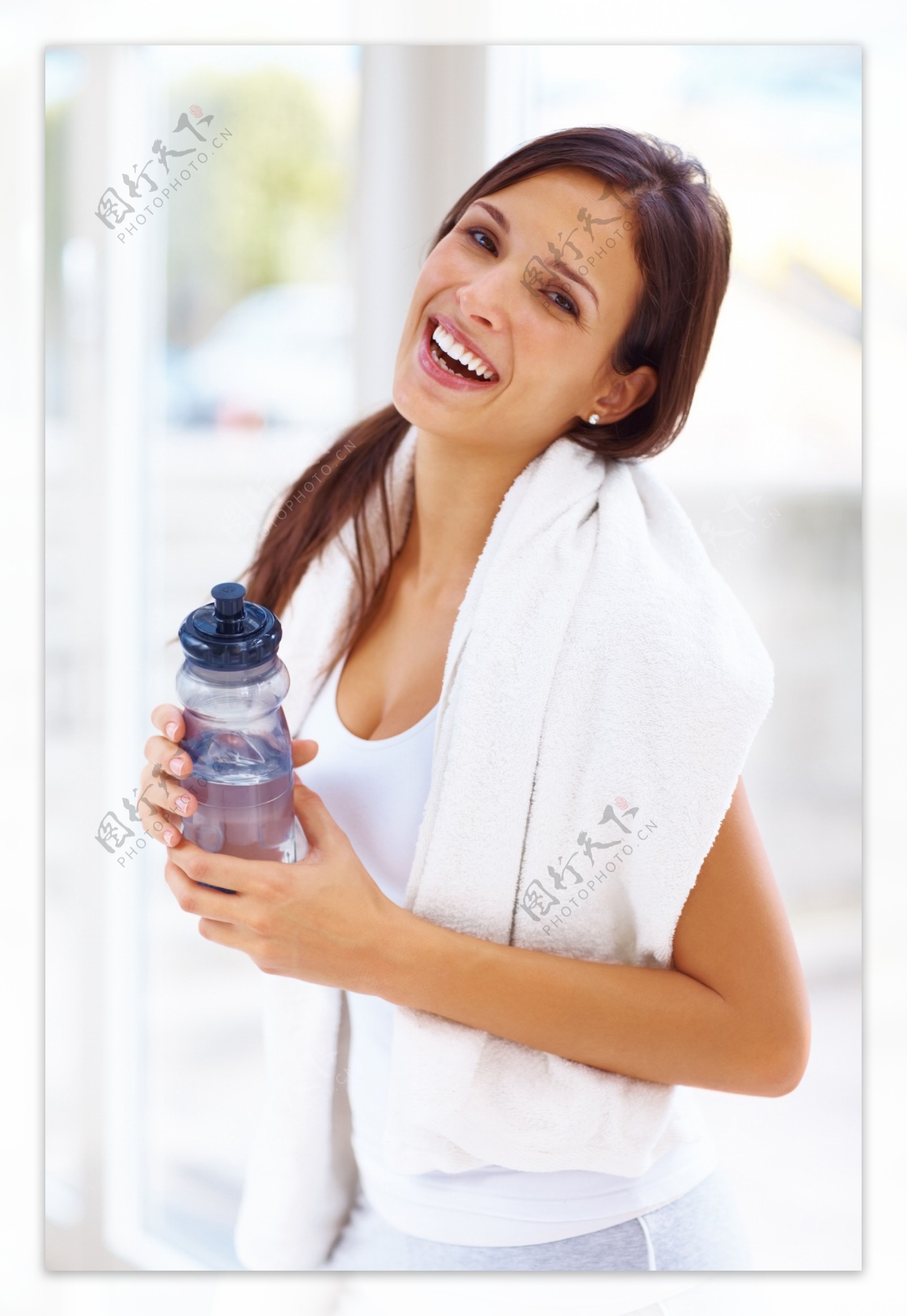 喝水的健康女性图片