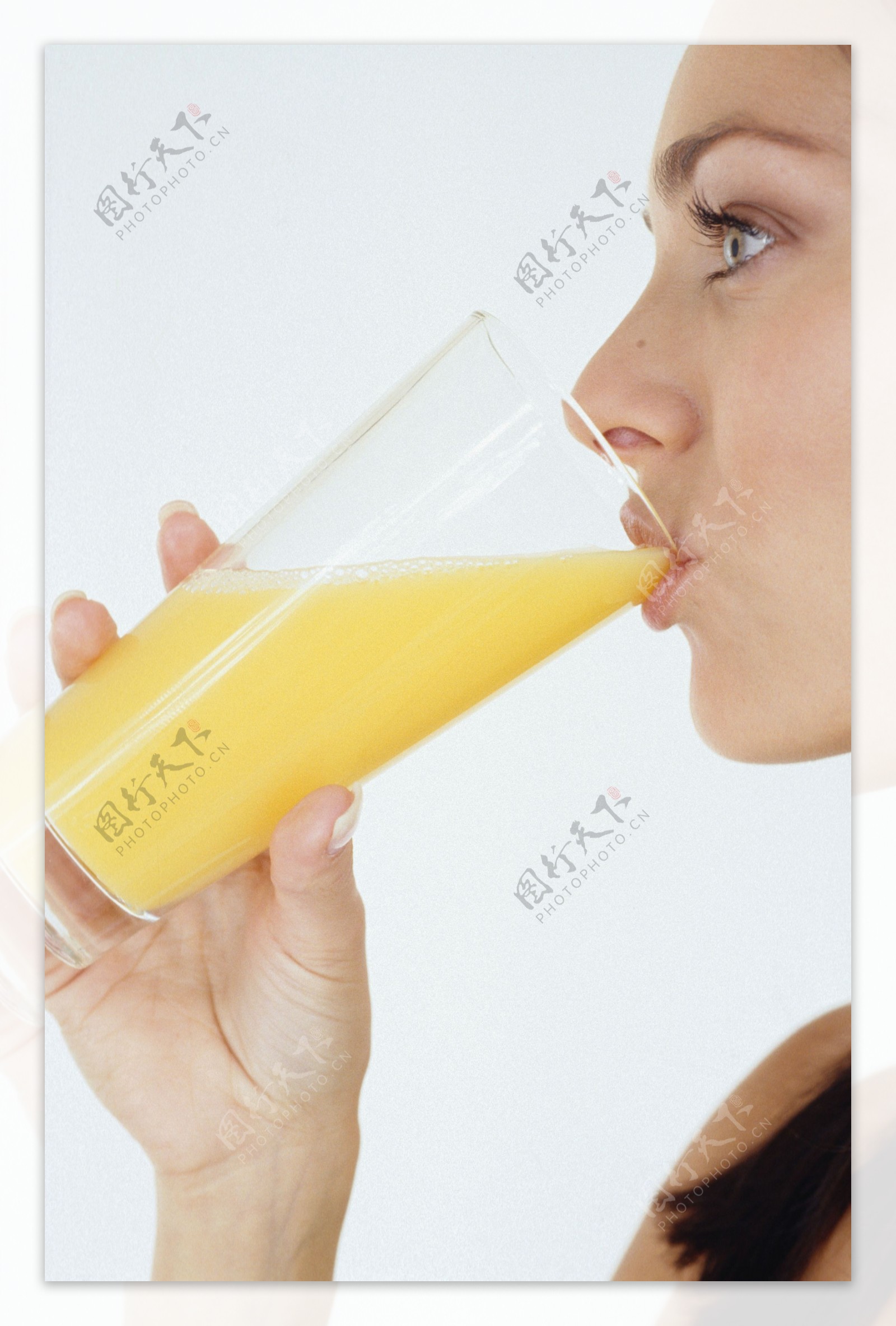 喝橙汁的国外女人图片图片