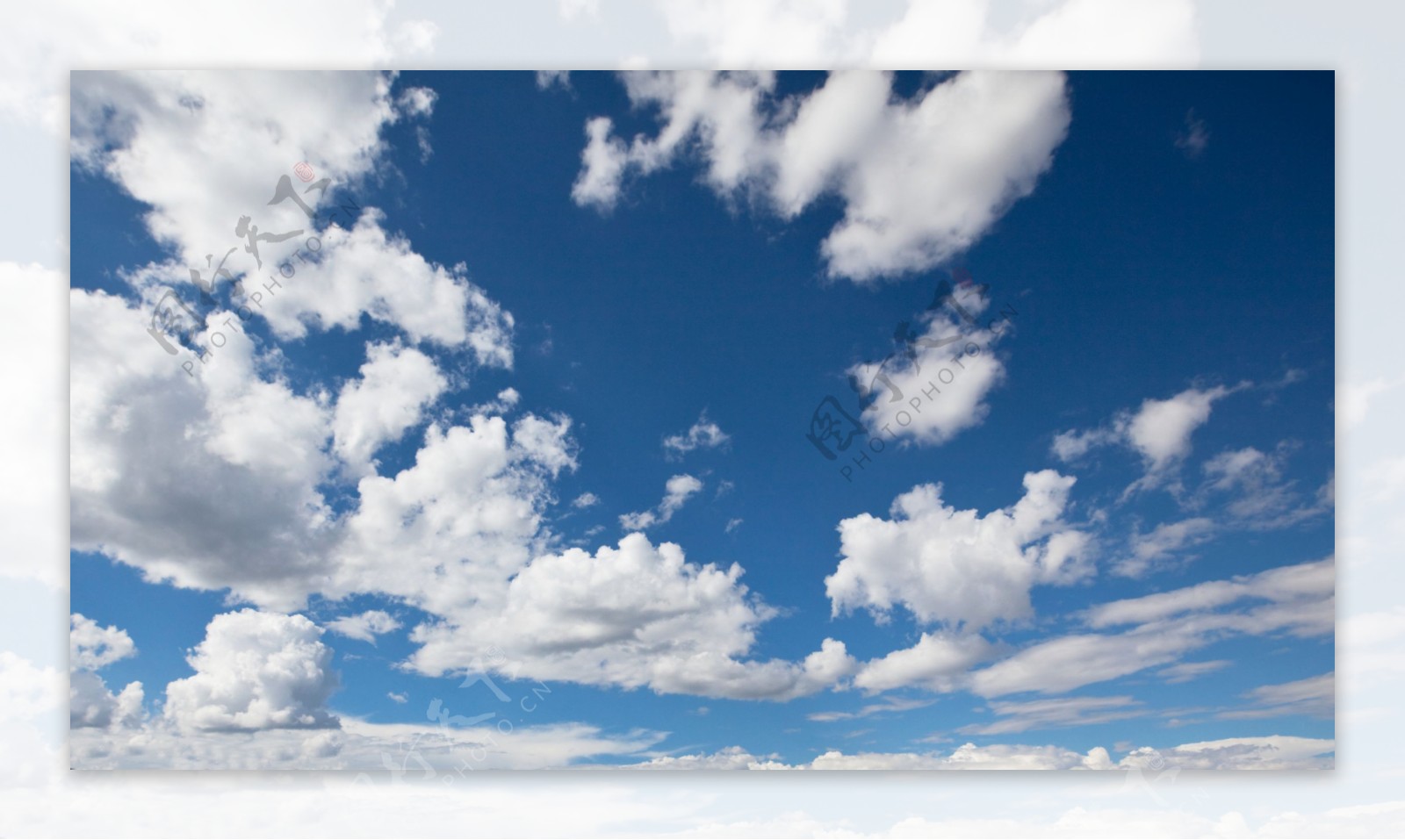 蓝天里漂浮的白云图片
