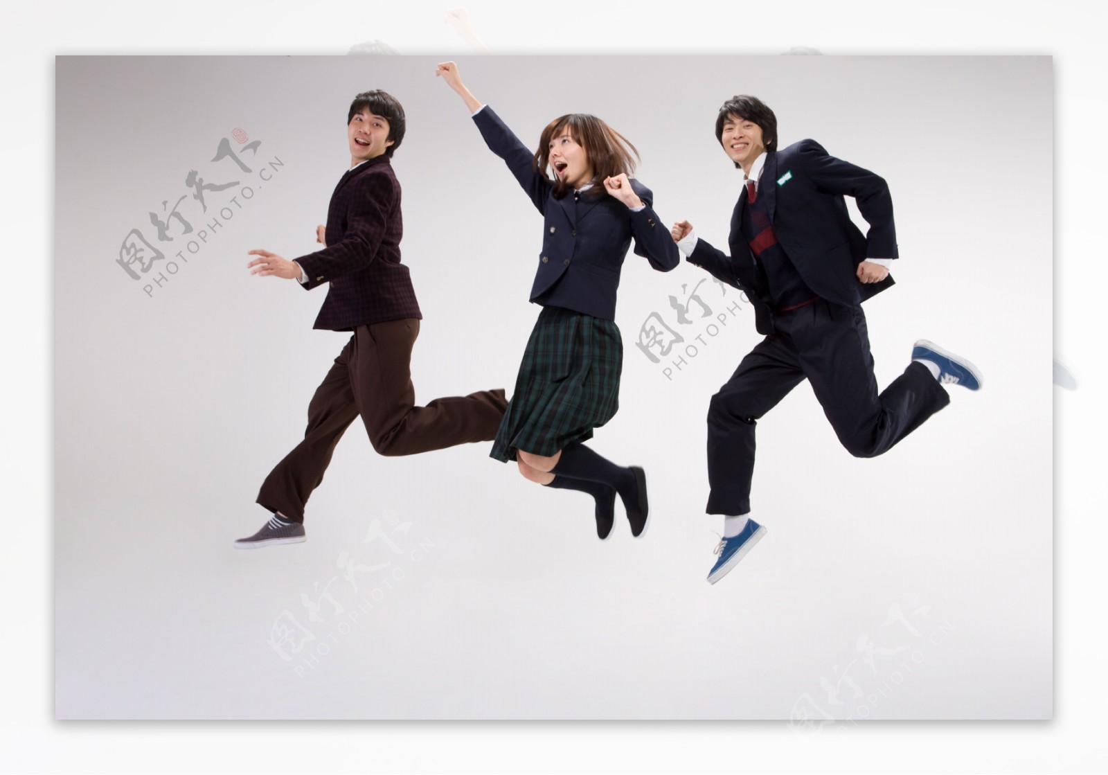 三个欢呼跳跃学生图片