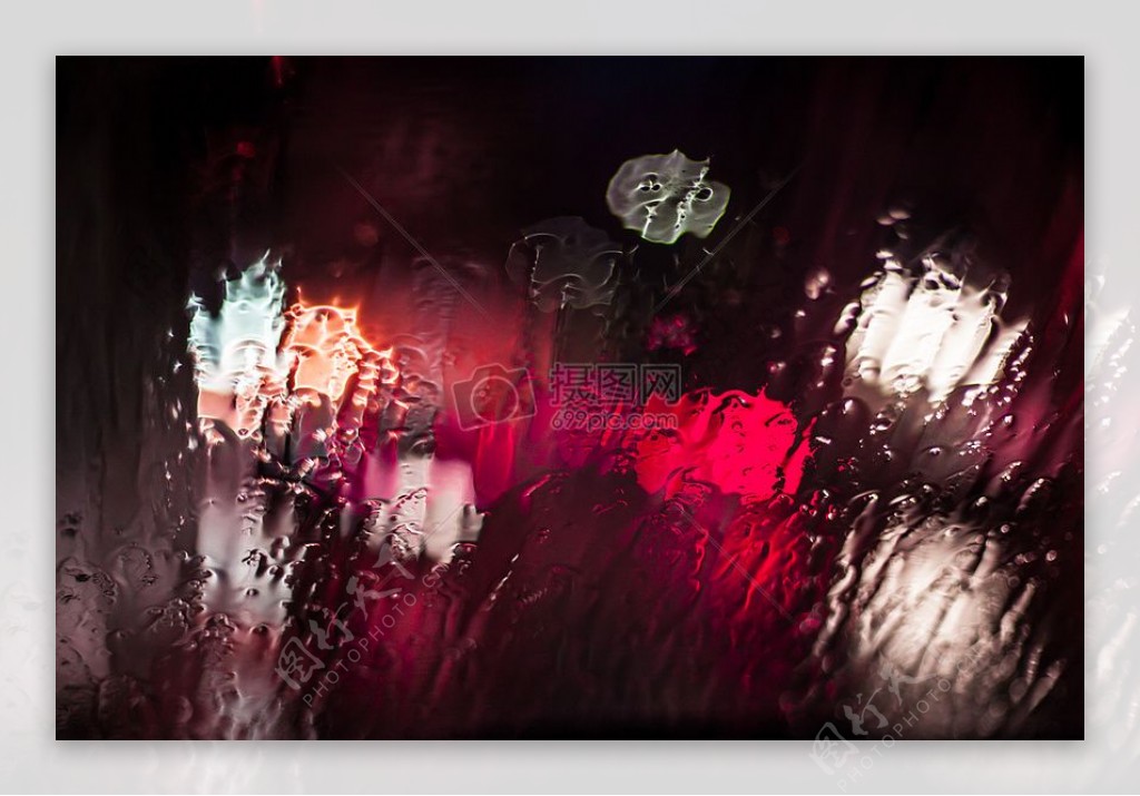 红玻璃多雨雨窗口背景虚化