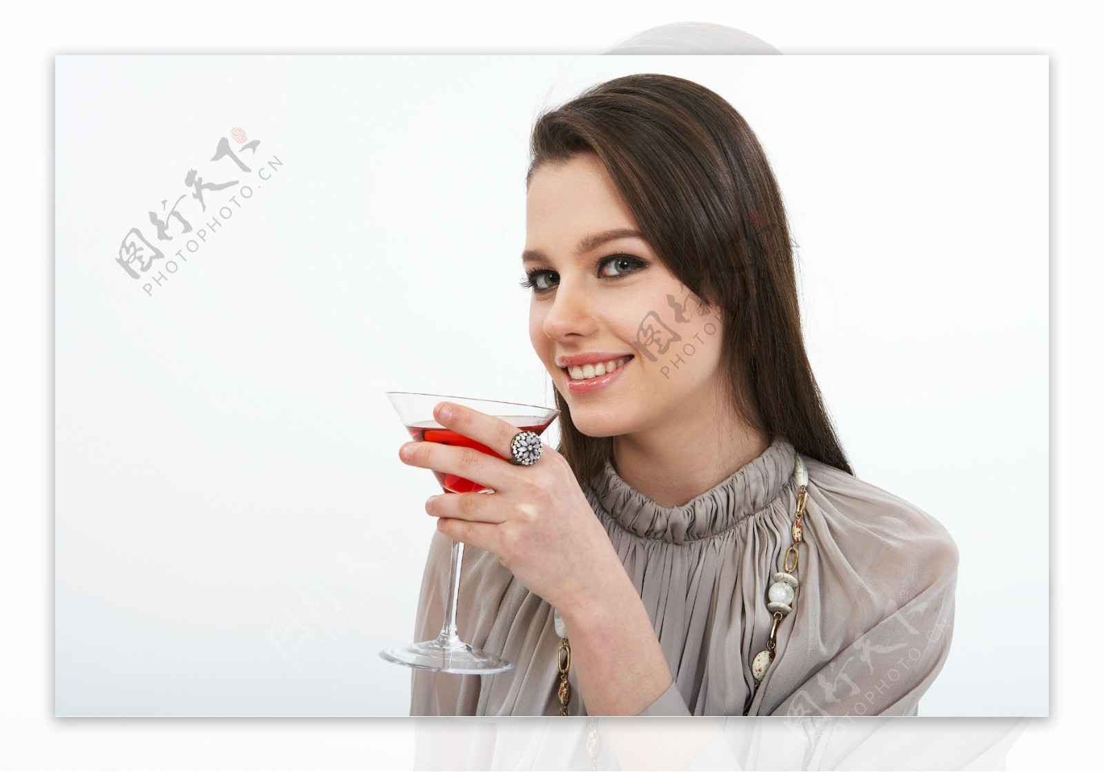 喝红酒的外国时尚美女图片