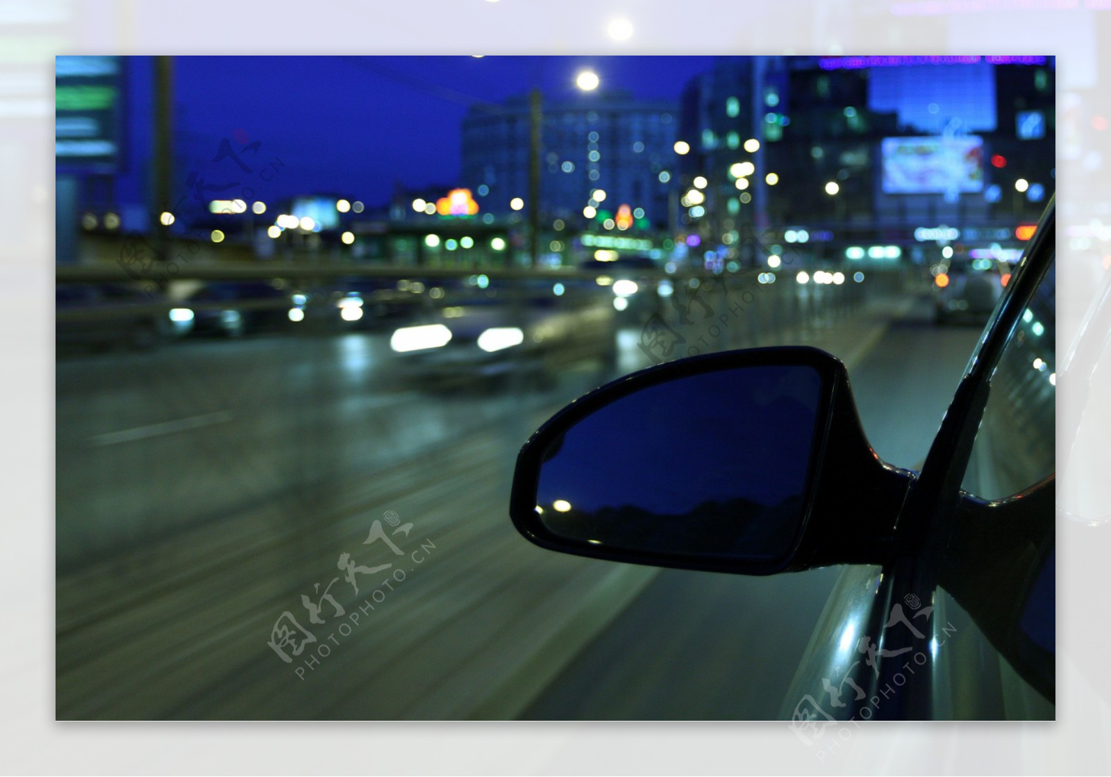 城市夜里行驶的轿车图片