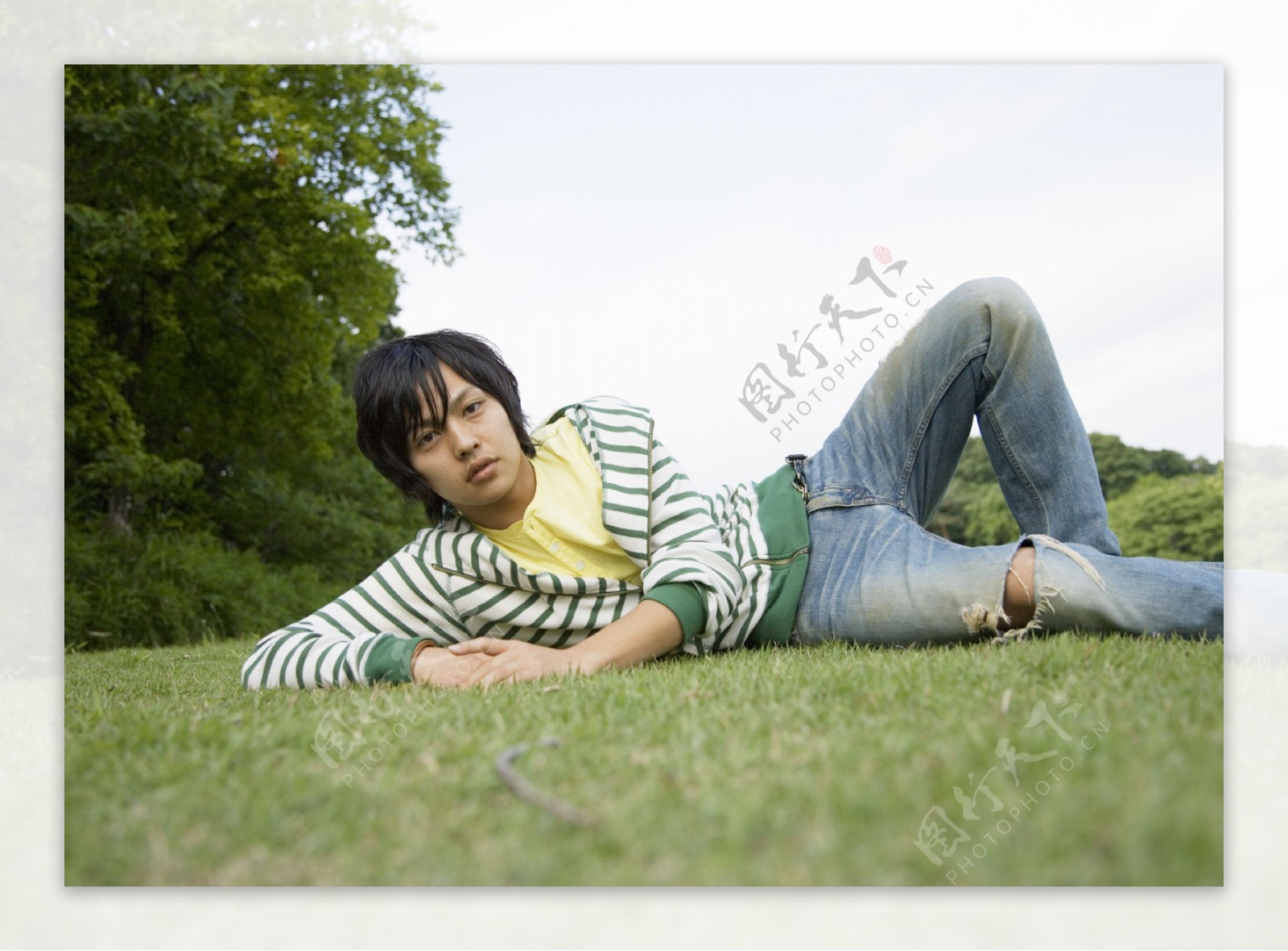 草地上的青年男生图片