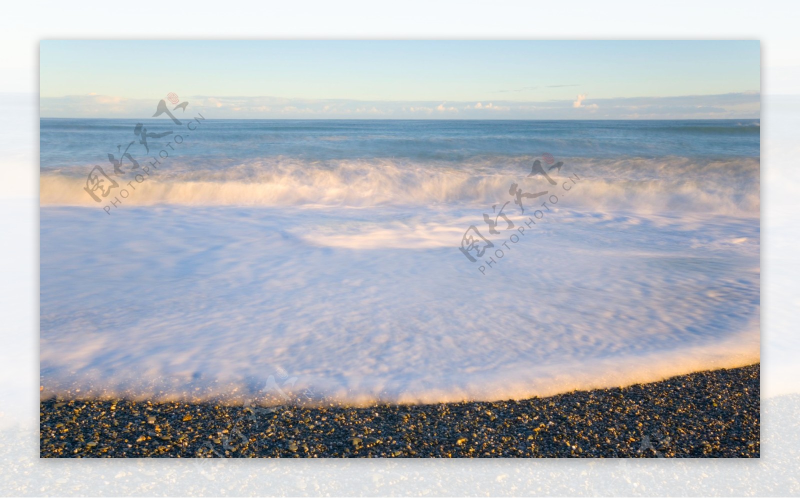 海浪冲击的海岸图片