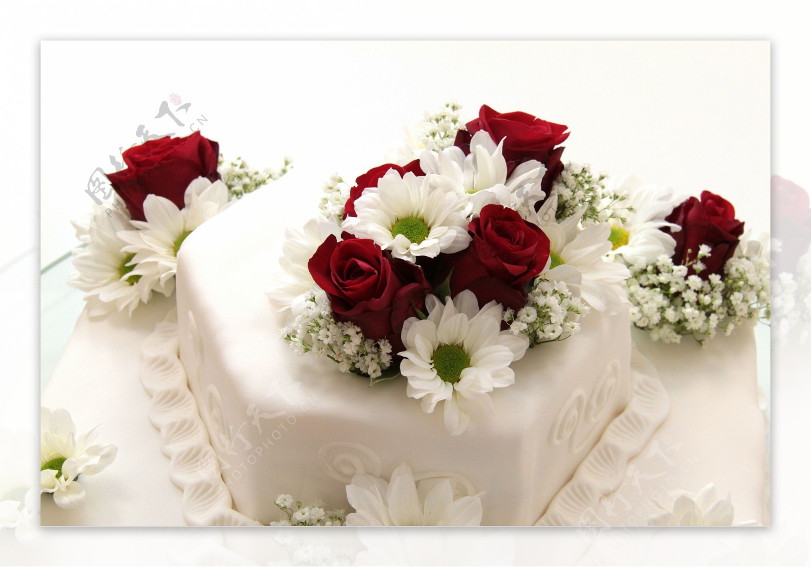 白色生日蛋糕上的鲜花图片