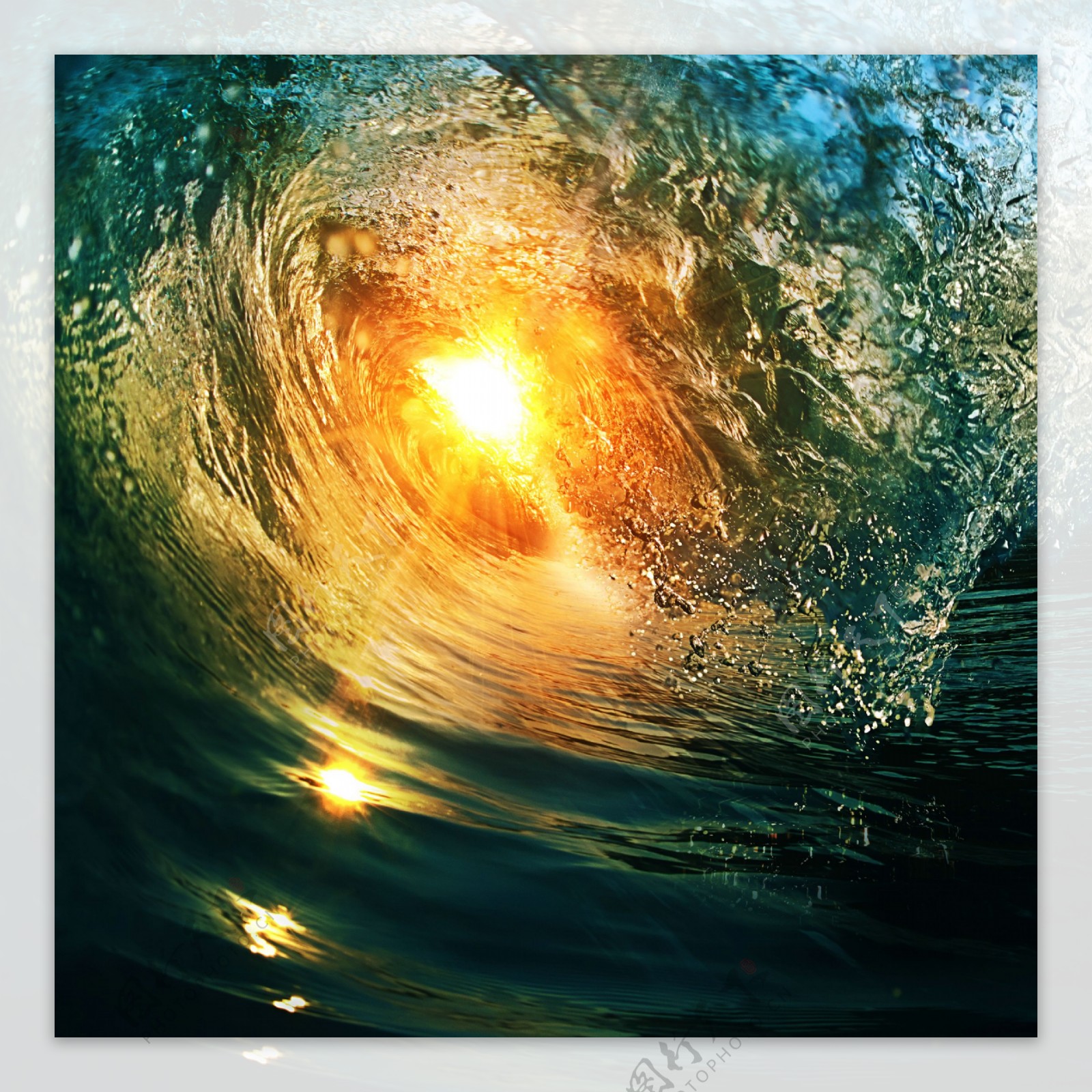 阳光下的透明海浪图片