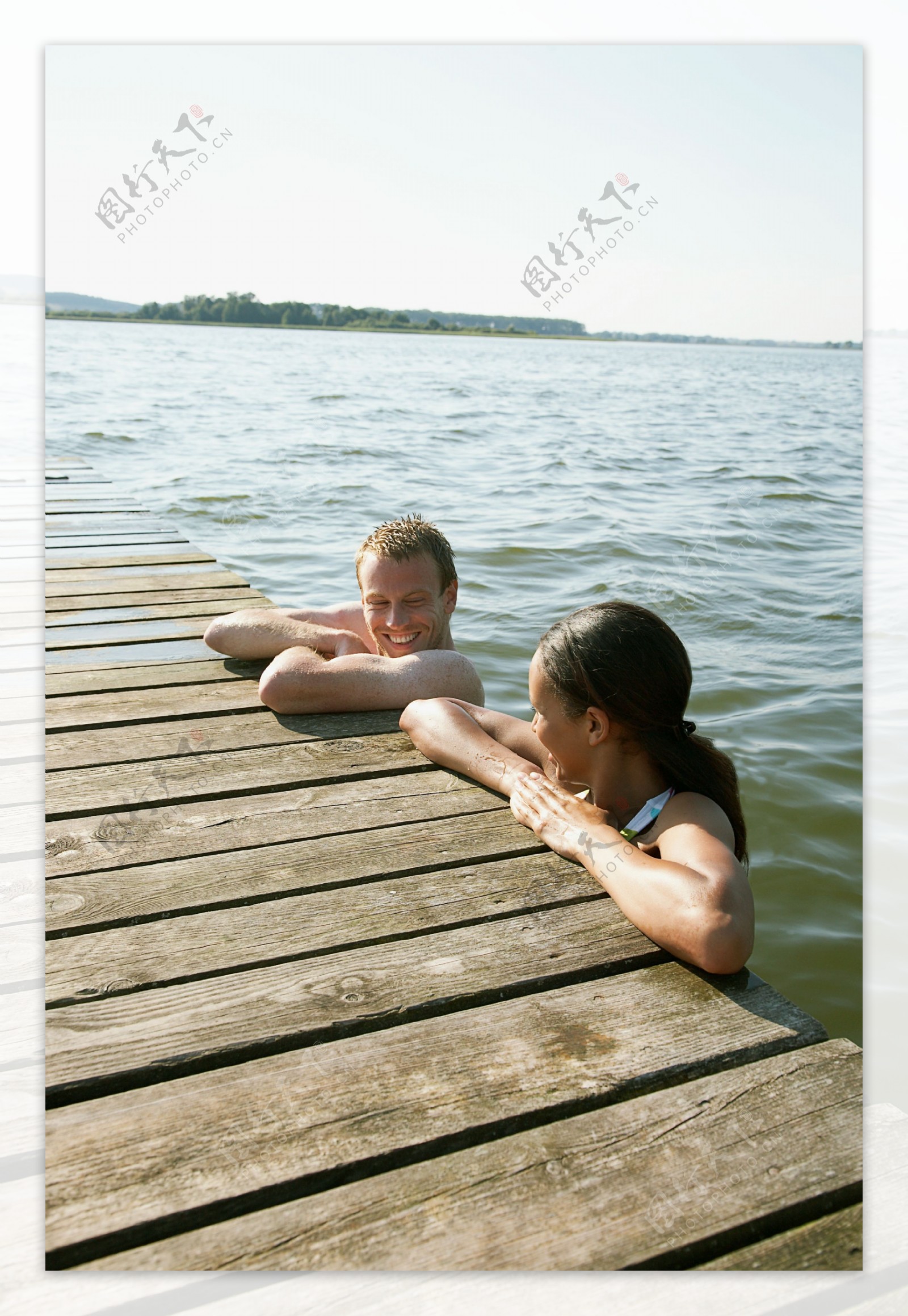 趴在木板上的水中情侣图片