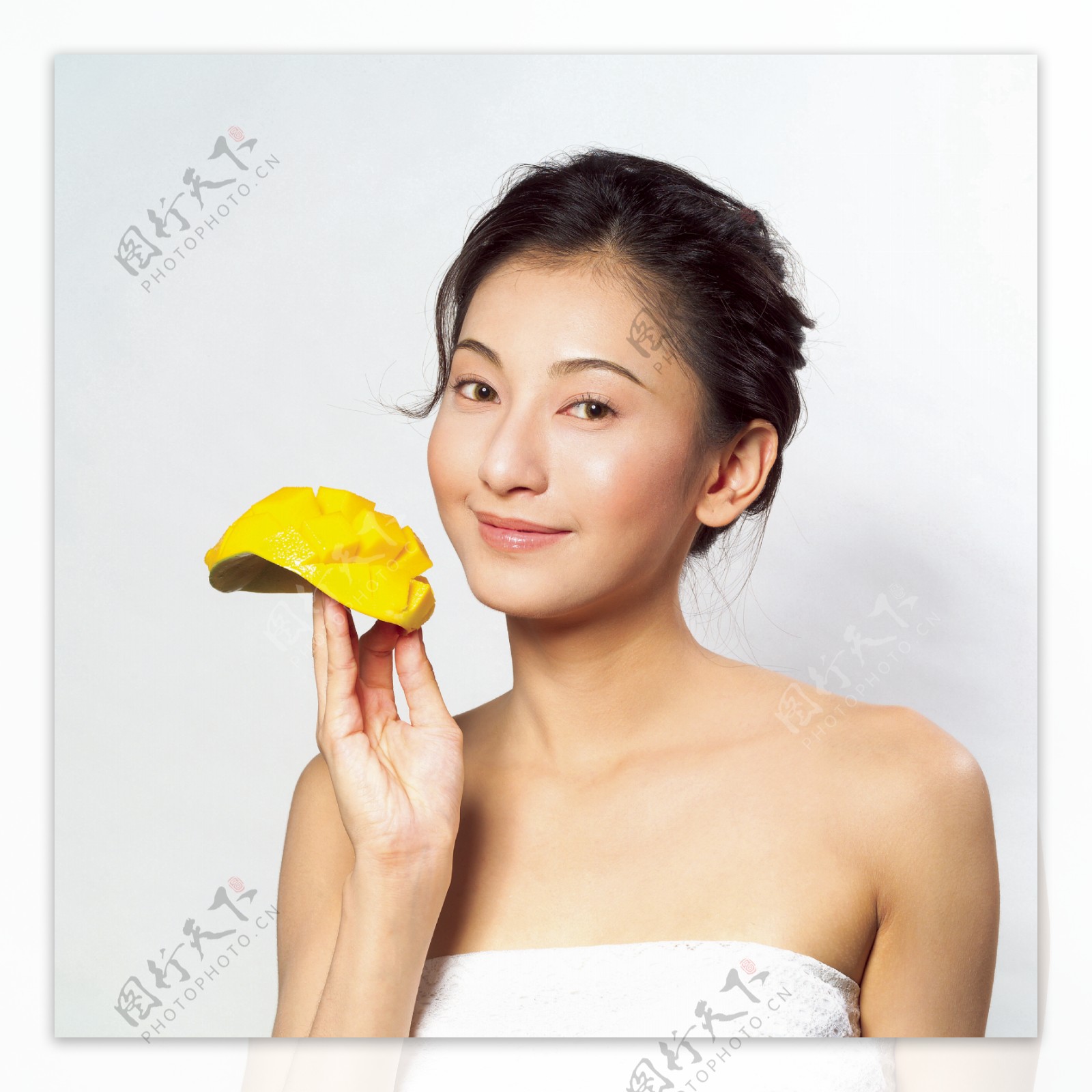 吃芒果的性感美女图片