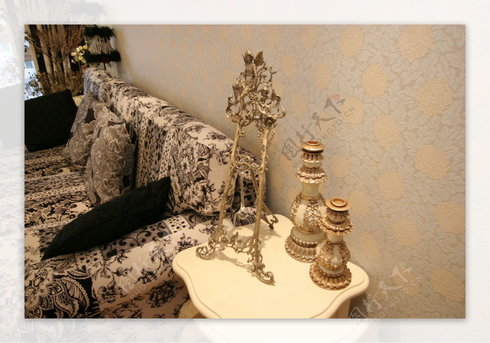 金域蓝湾客厅沙发边上的装饰品图片