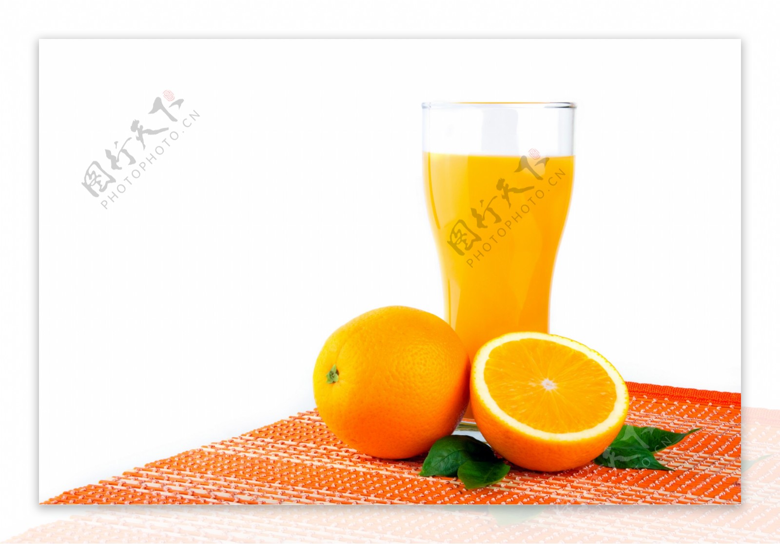 橙汁饮料与橙子摄影图片