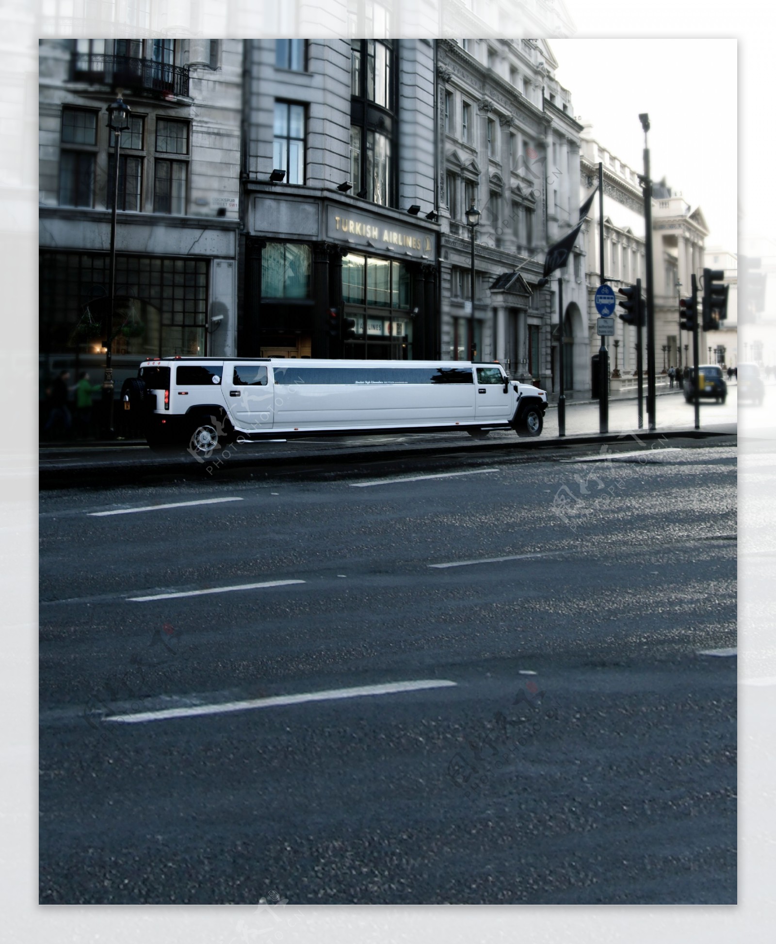 在大街上的迎宾车影楼摄影背景图片