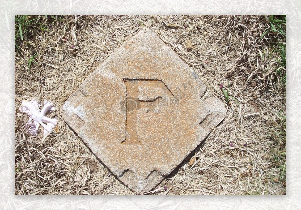 在水泥中的字母F