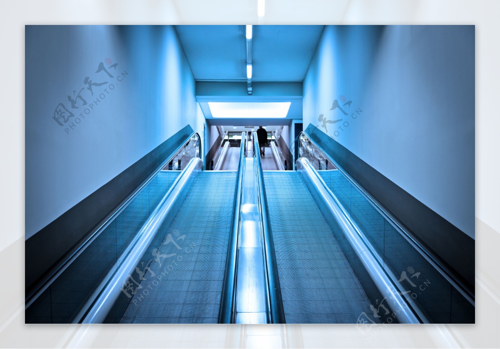 蓝色灯光下的电梯图片