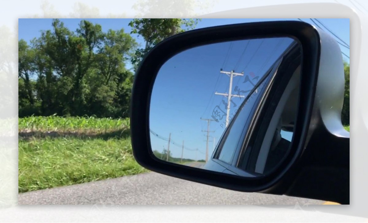 汽车反光镜的风景视频