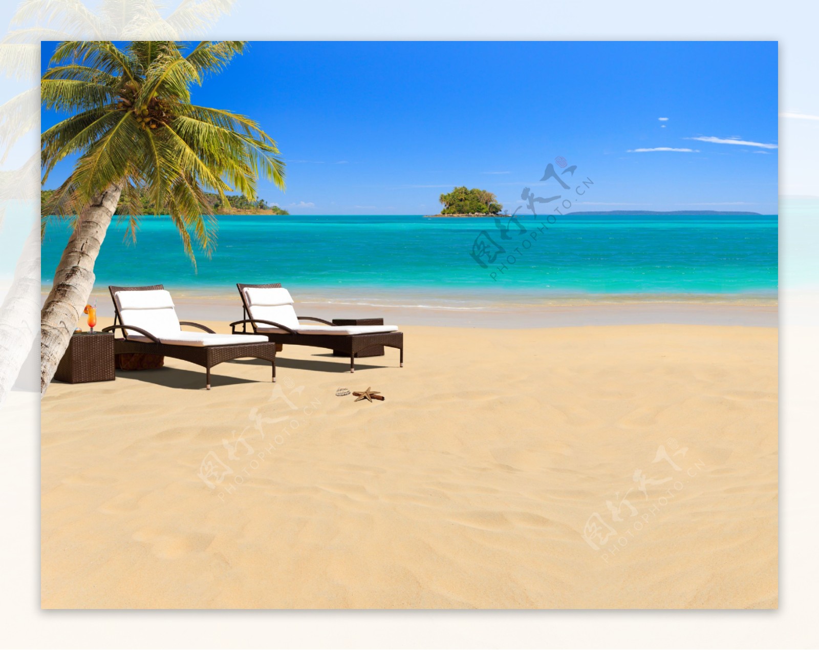 沙滩上的太阳椅图片