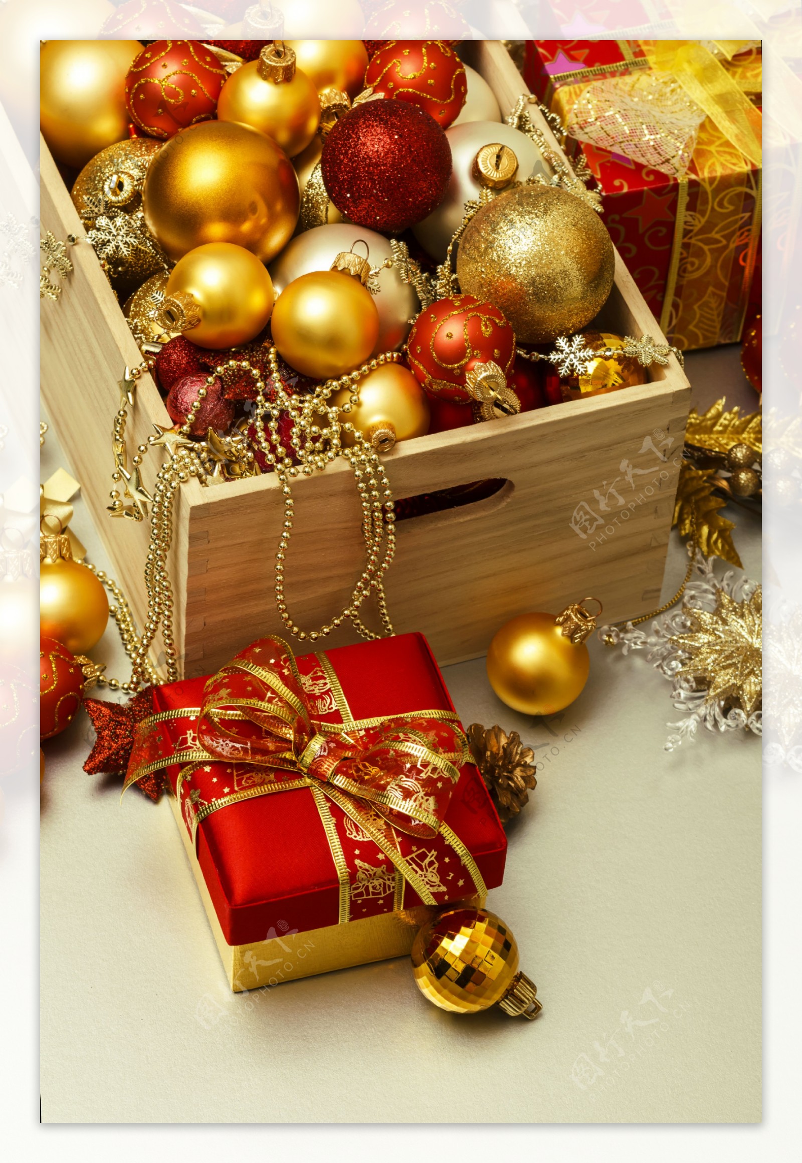 木盒里的圣诞球图片