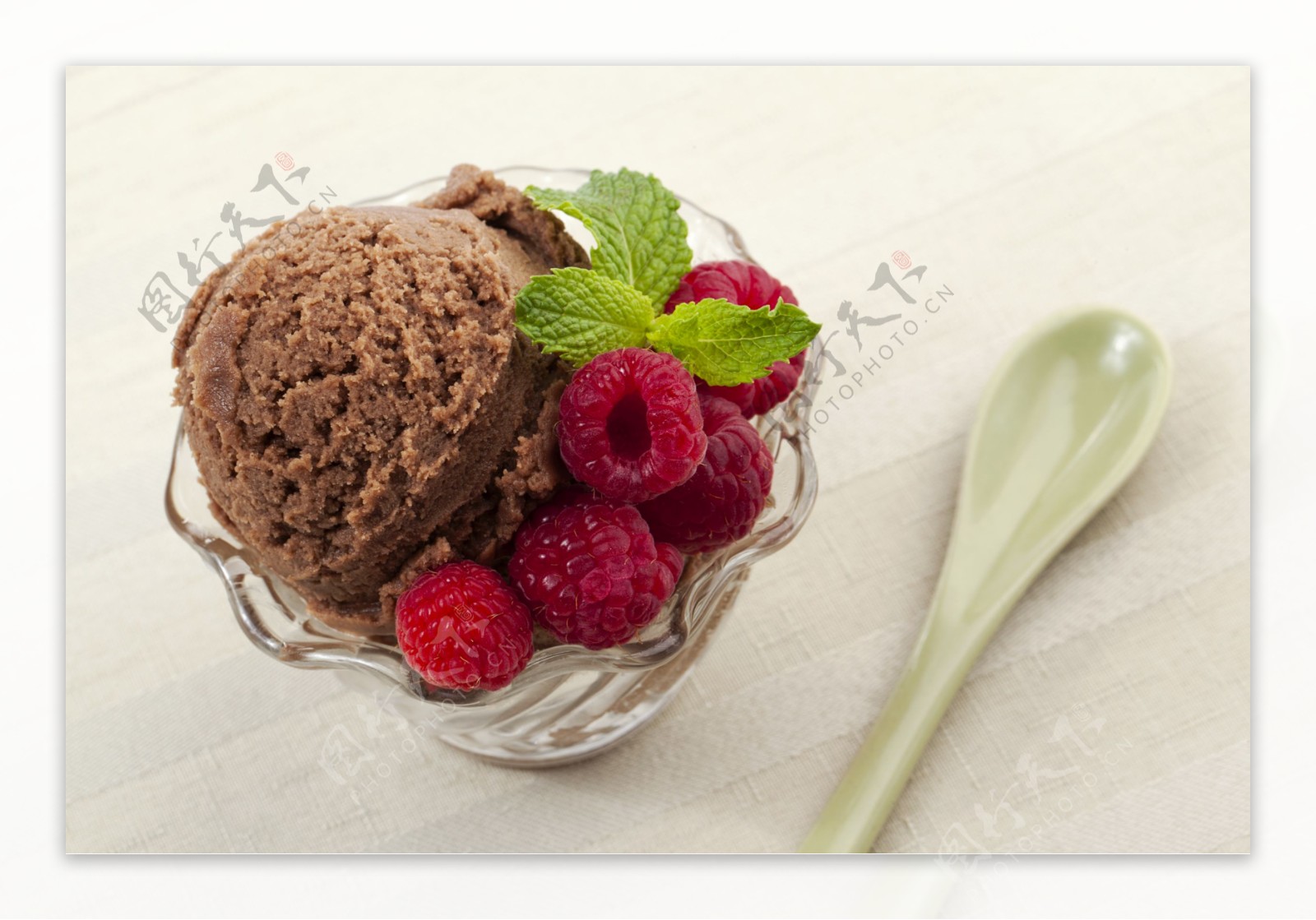 碗里的冰激凌和树莓图片
