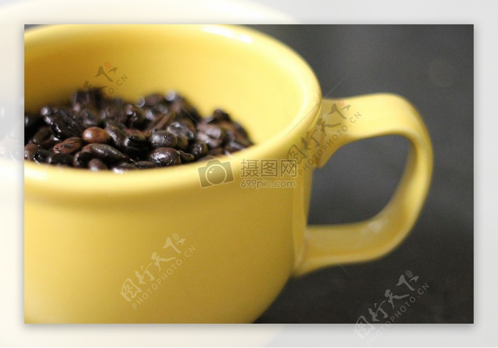 瓷杯里的咖啡豆