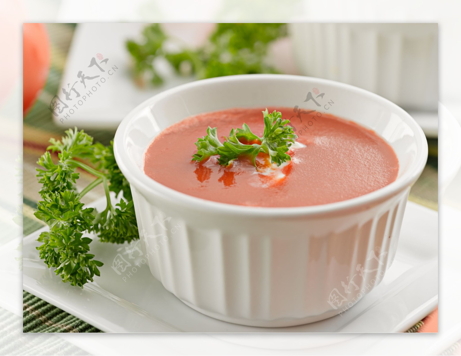 西红柿汤与香菜图片
