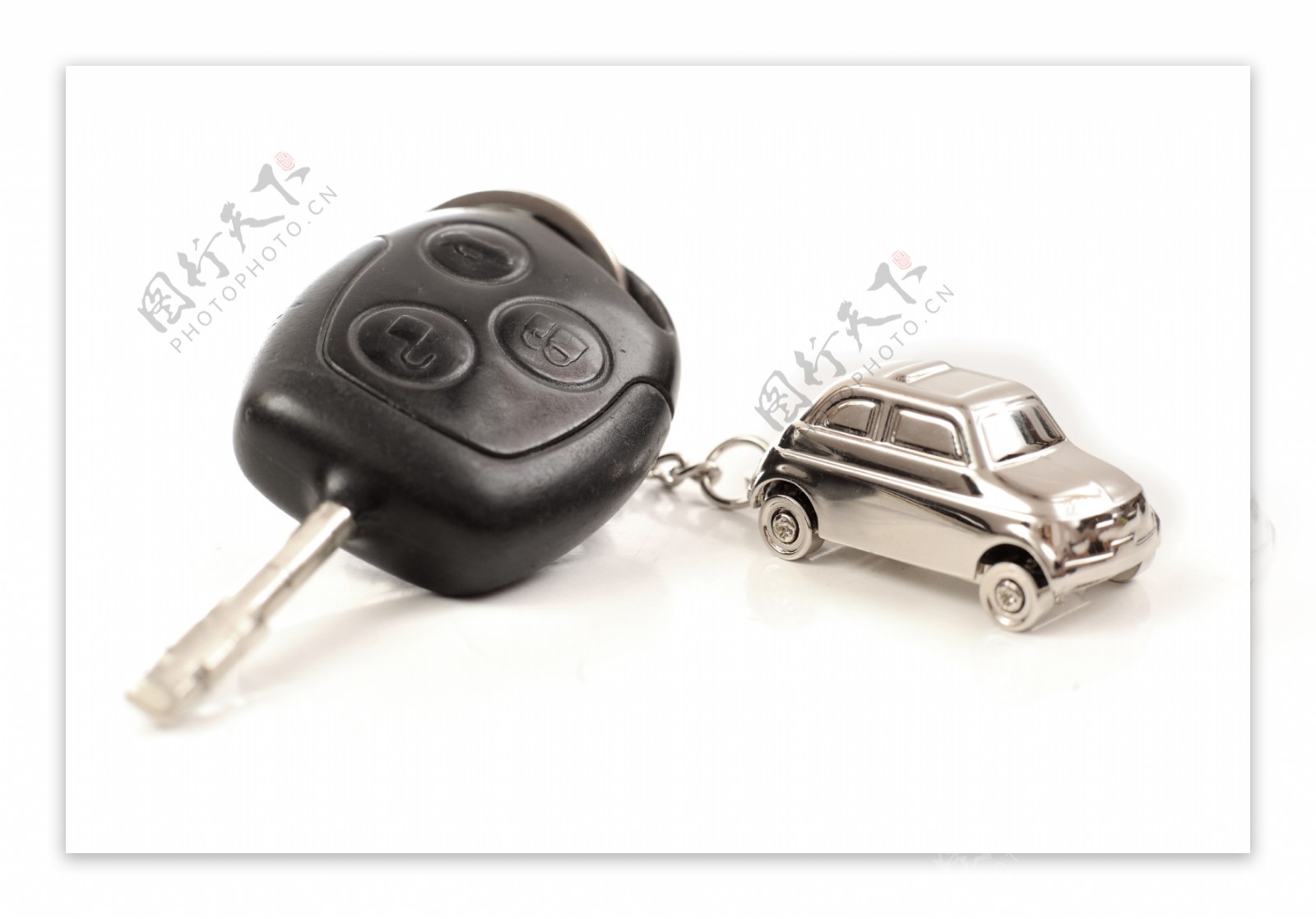 黑色钥匙上的银色suv汽车模型