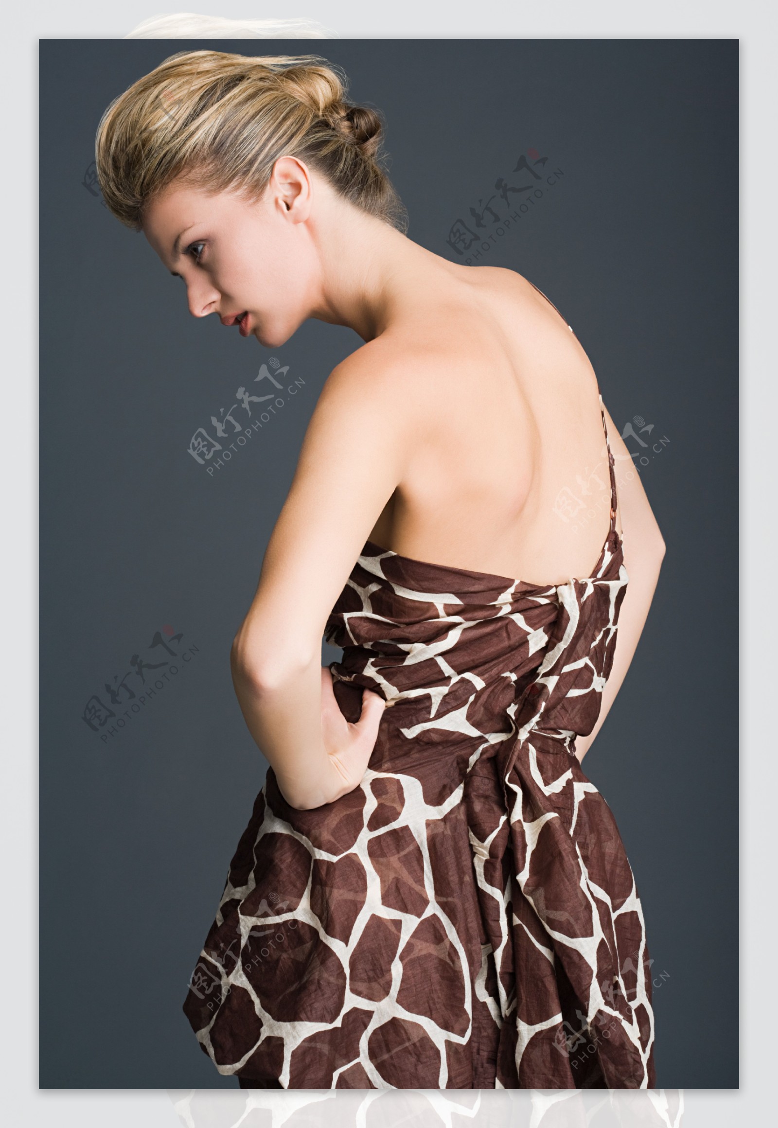 长颈鹿斑纹裙子美女图片