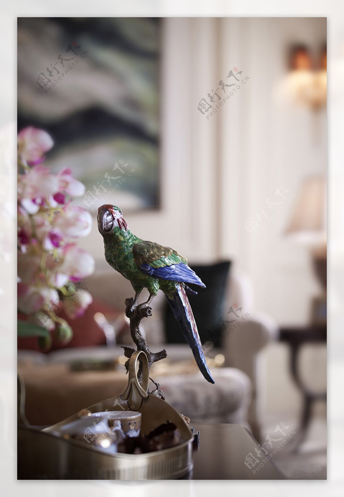 美式客厅茶几上的小鸟装饰品图片