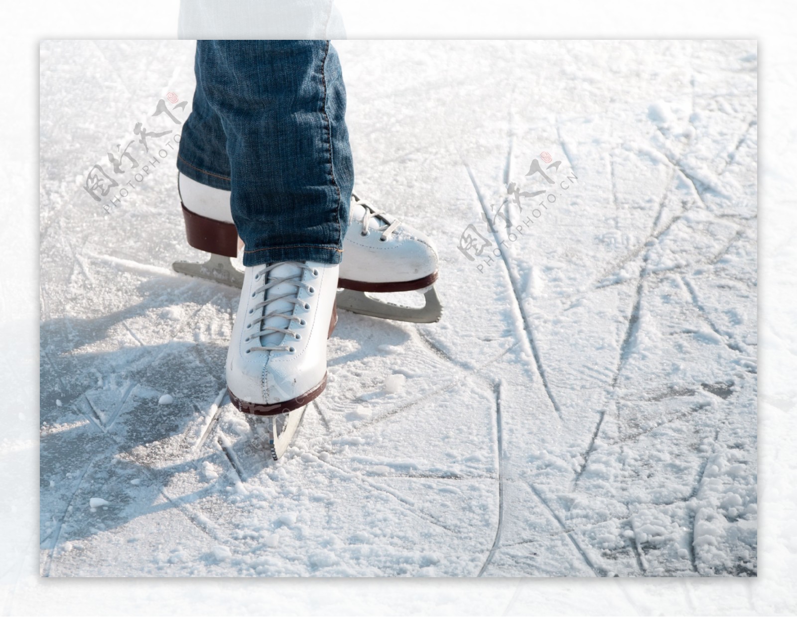 滑雪场上的溜冰鞋图片