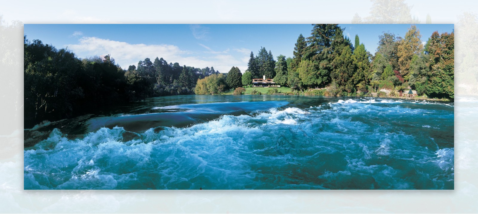蓝色河流风景图片