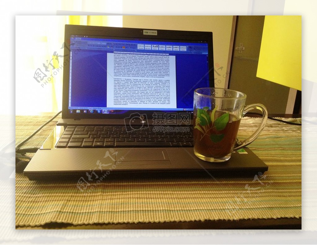 笔记本电脑和茶饮