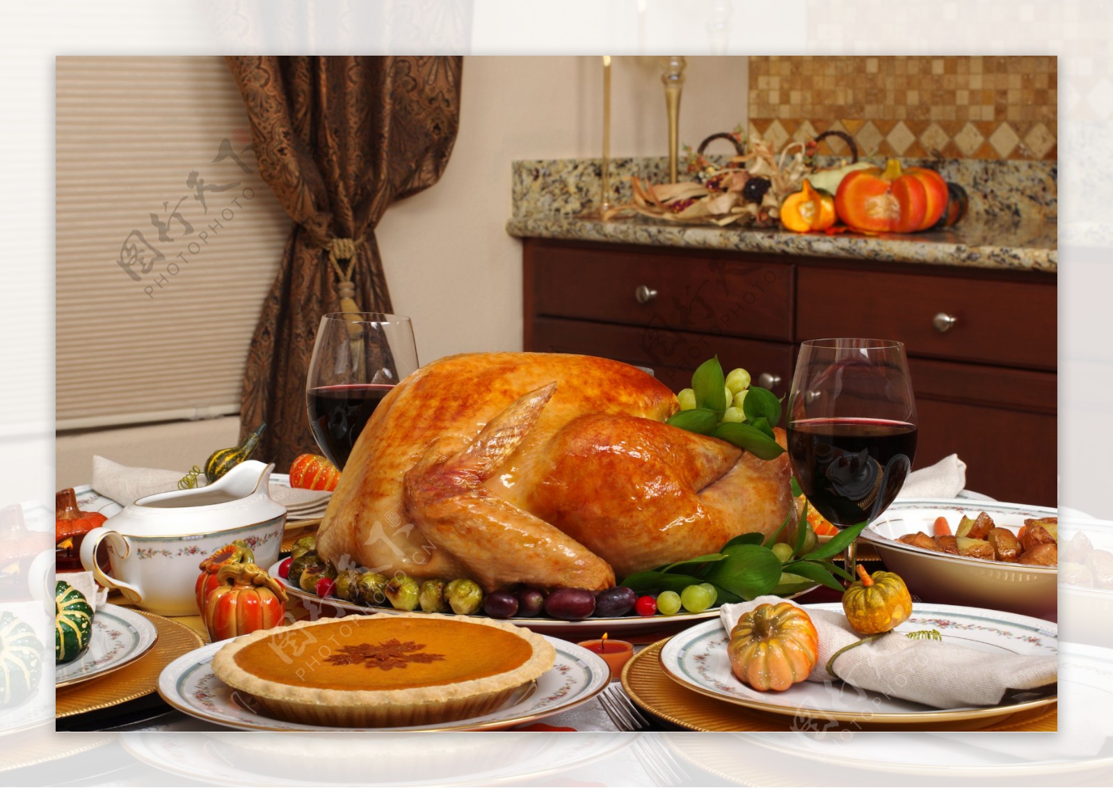 美味的感恩节食物与红酒图片