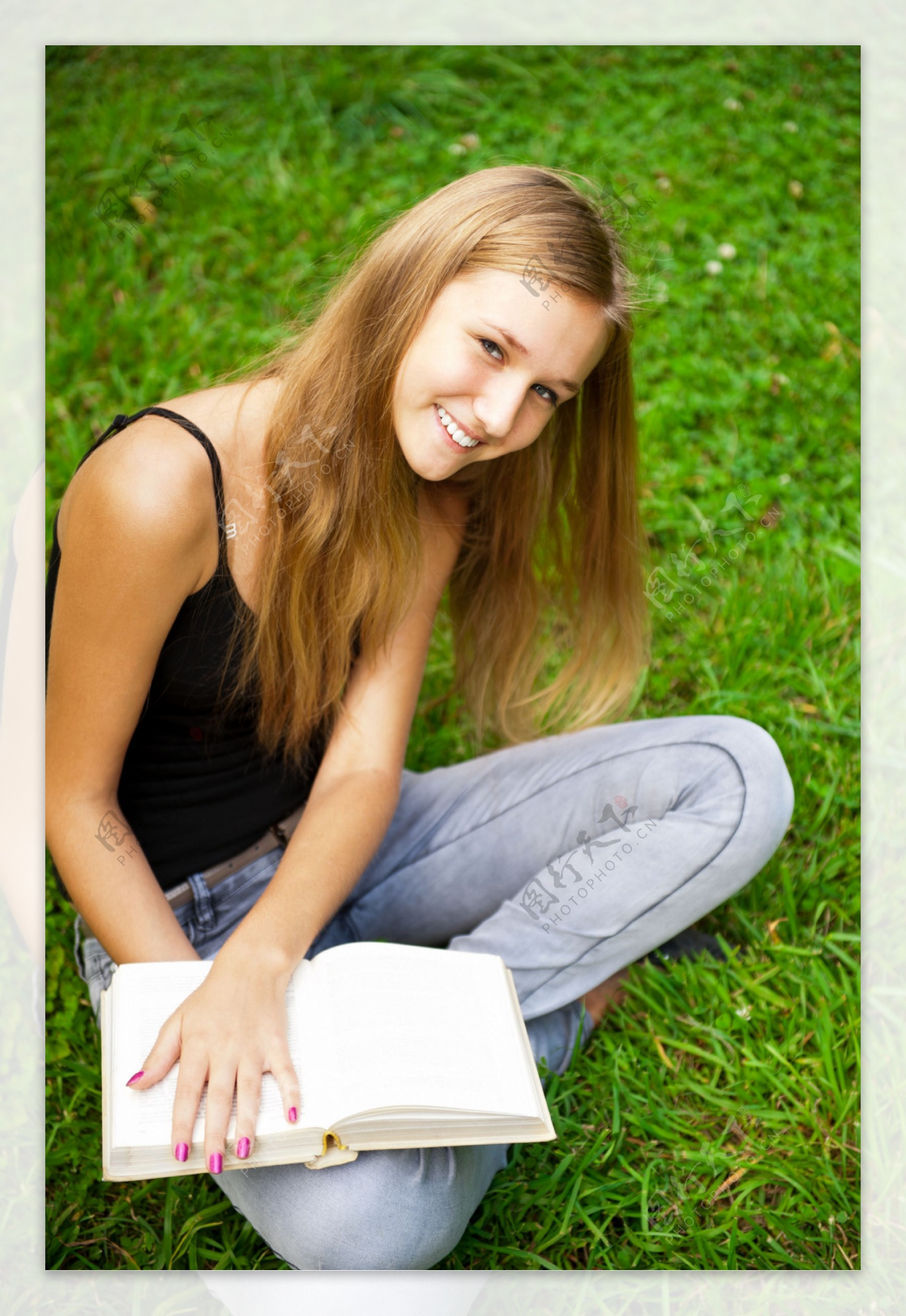 这个女孩坐着看书。年轻的女人。阅读更多的书籍插画图片素材_ID:412455813-Veer图库