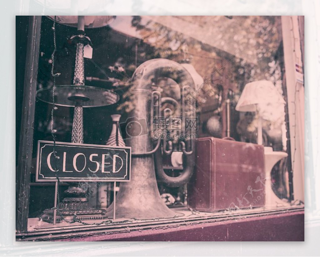 复古音乐关闭店音乐乐器存储爵士商店窗口大号风仪器