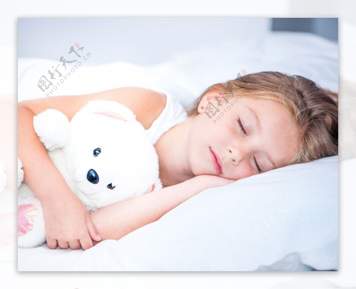 抱着玩具熊睡觉的女孩图片