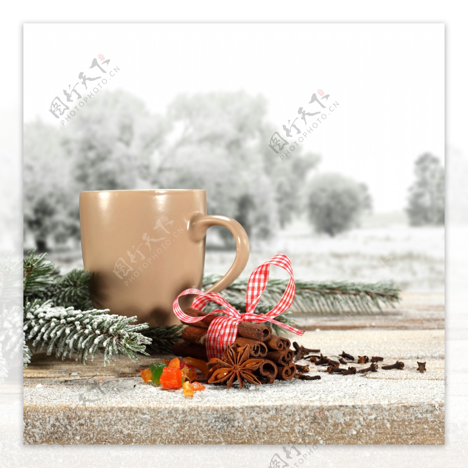 香料松枝和咖啡杯图片