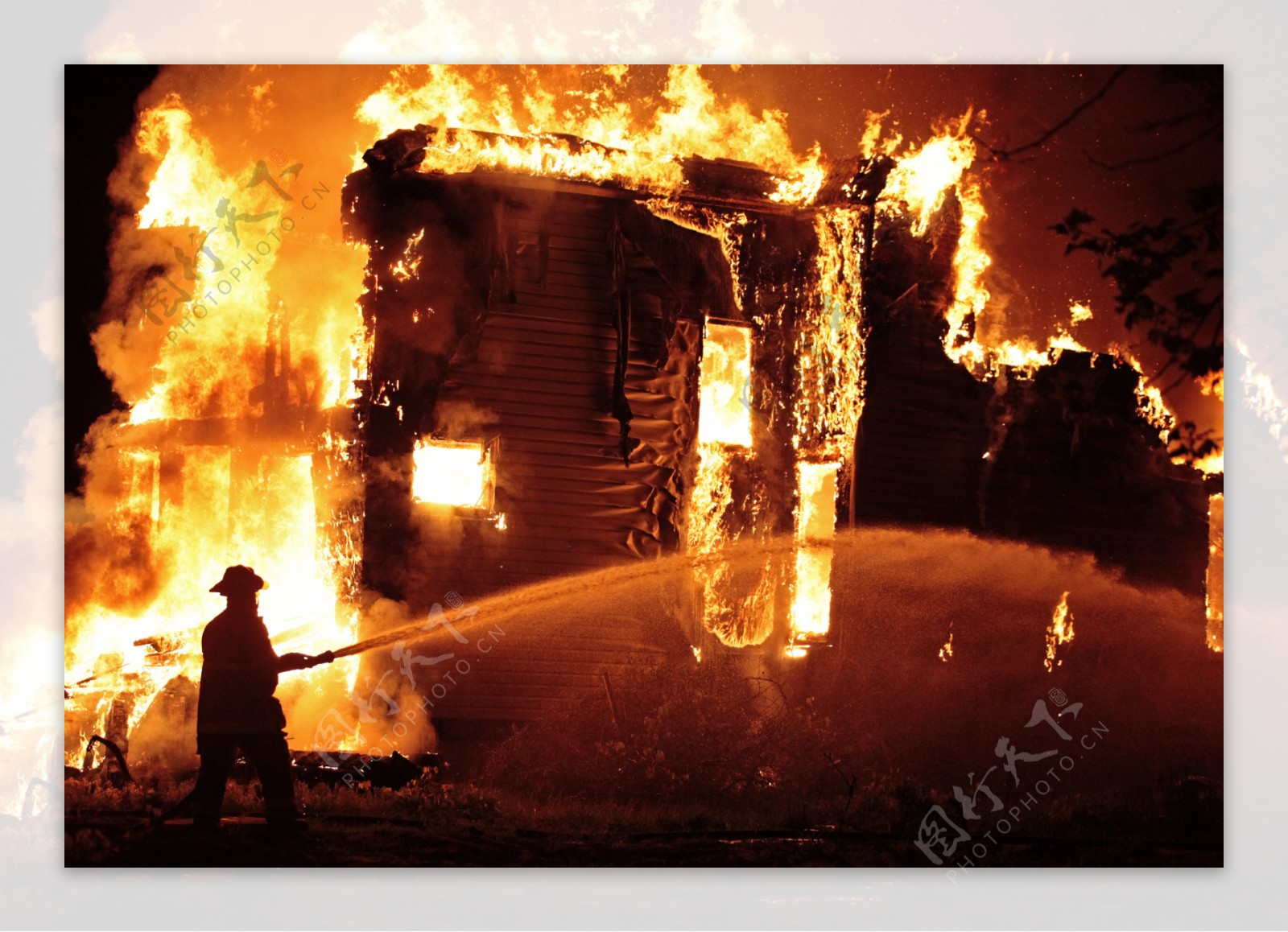 救火的消防员图片