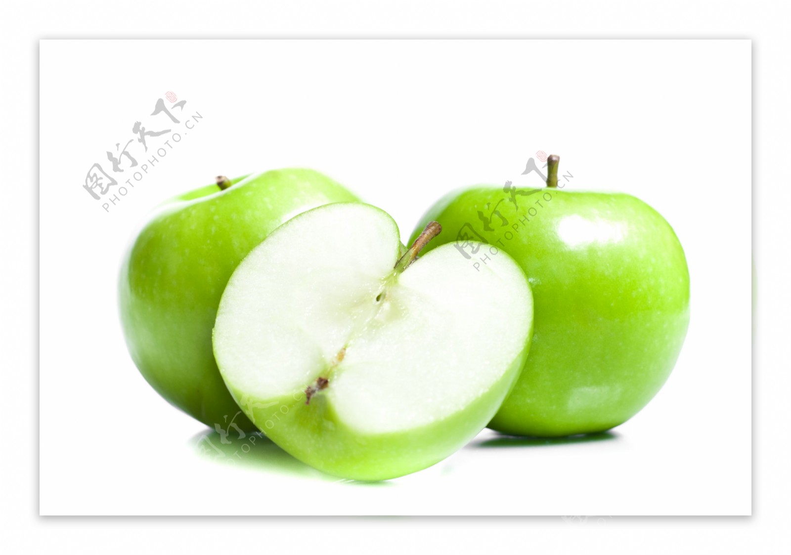 两个半绿色苹果特写图片
