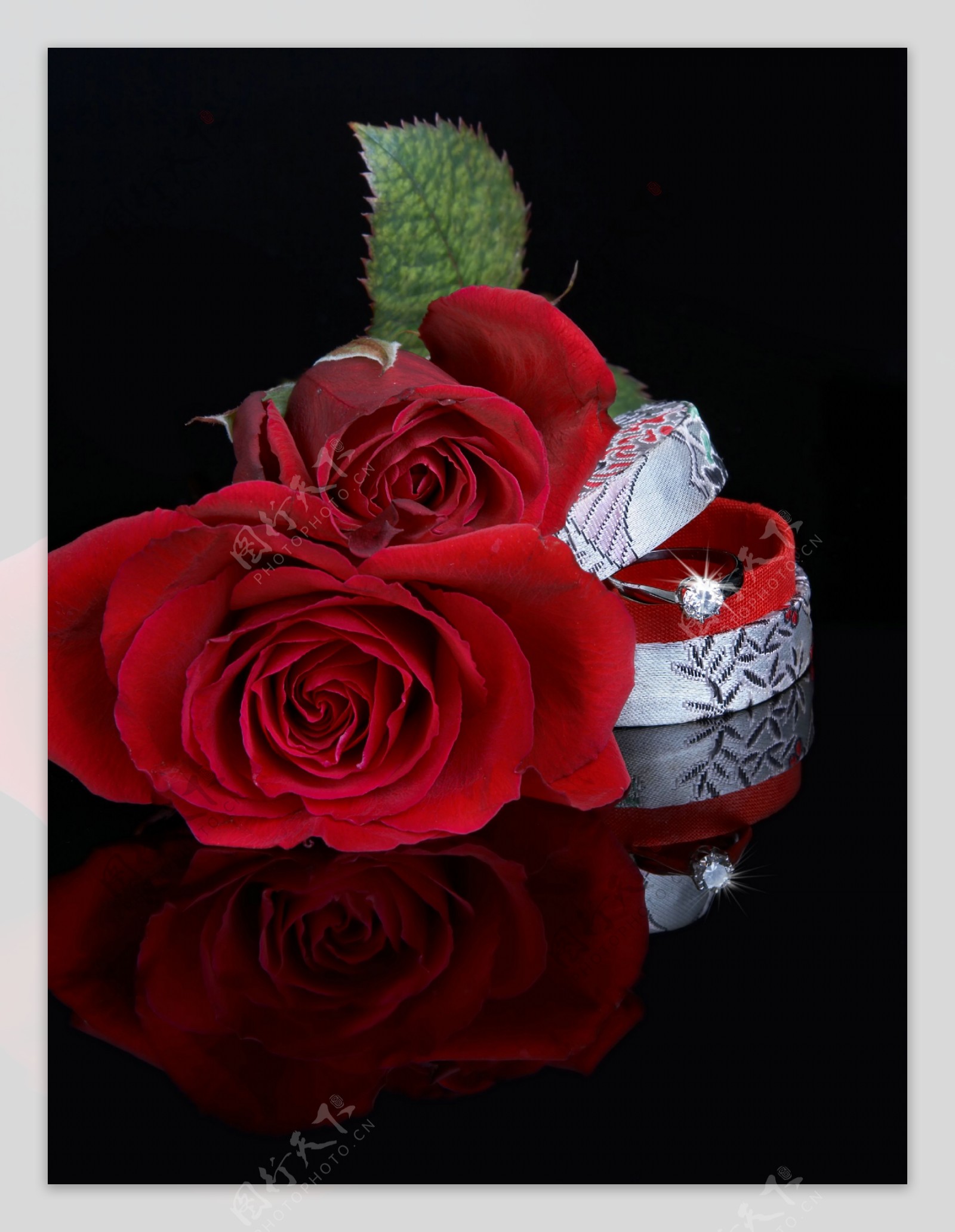 情人节玫瑰花与戒子图片