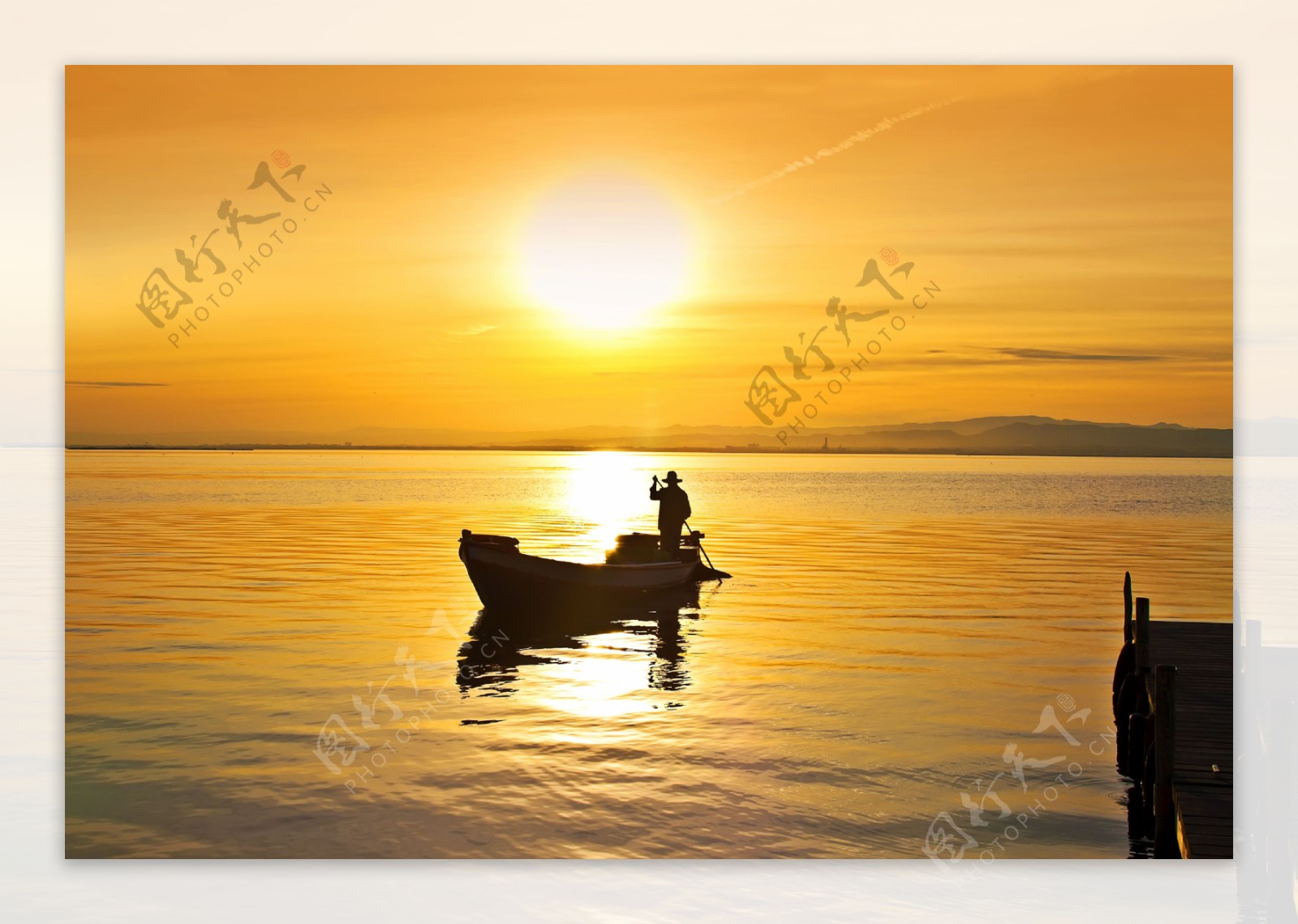 夕阳与海面上的小船图片
