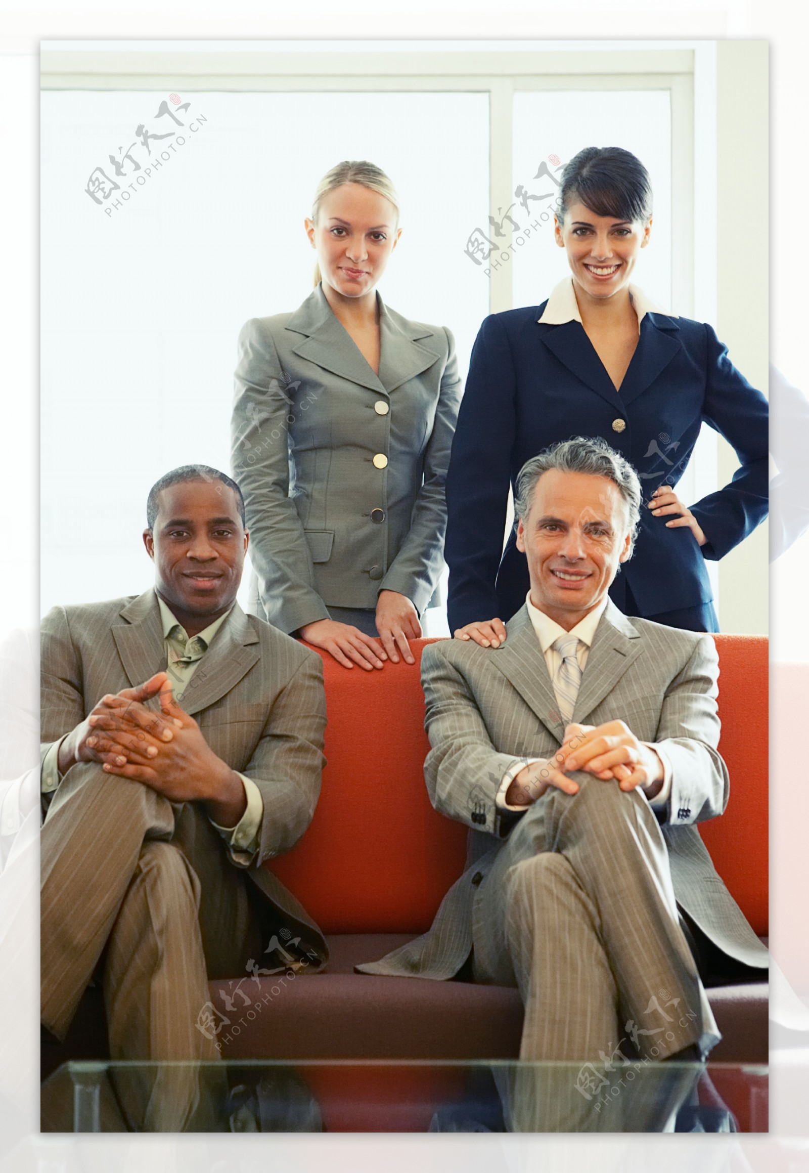 穿着职业装的四个职员素材图片
