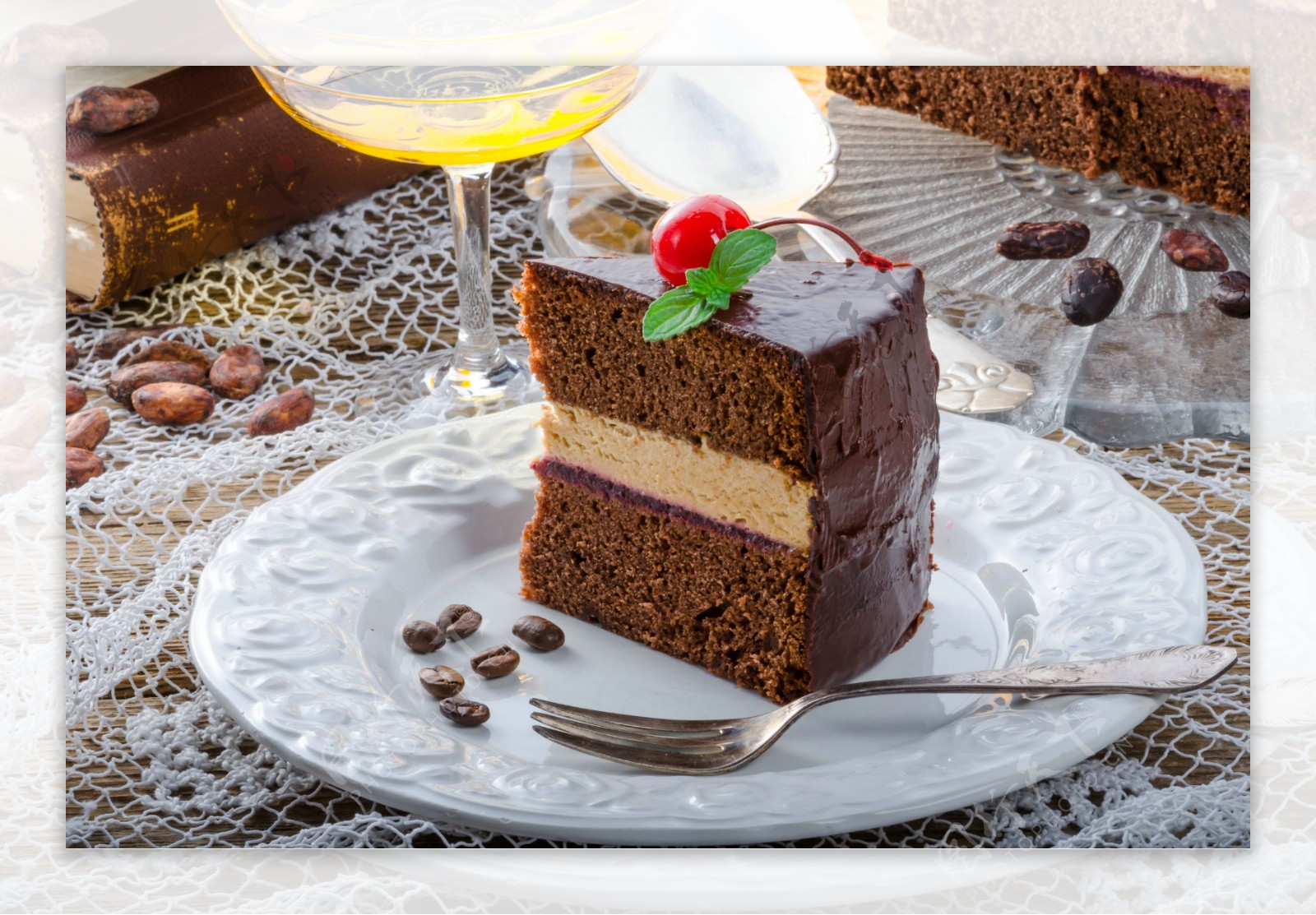 盘子里美味的巧克力蛋糕图片