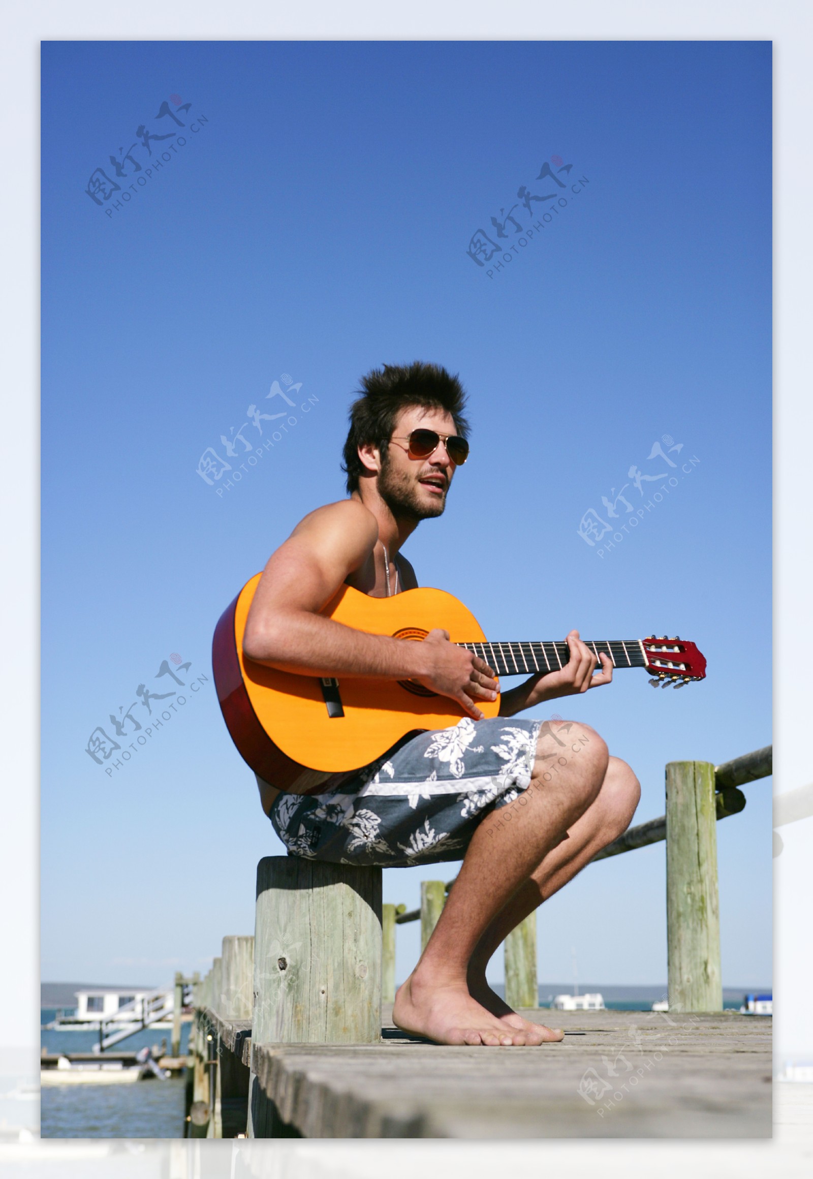 海边玩音乐的帅哥图片