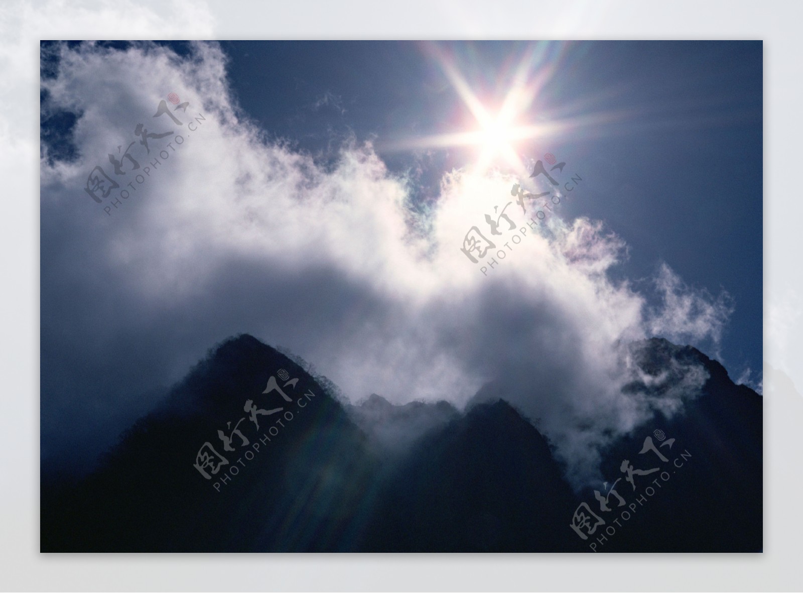 白云山峰风景图片