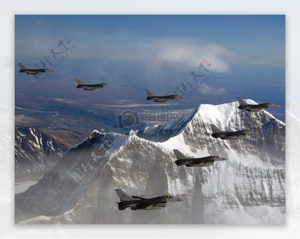列队飞过雪山的飞机