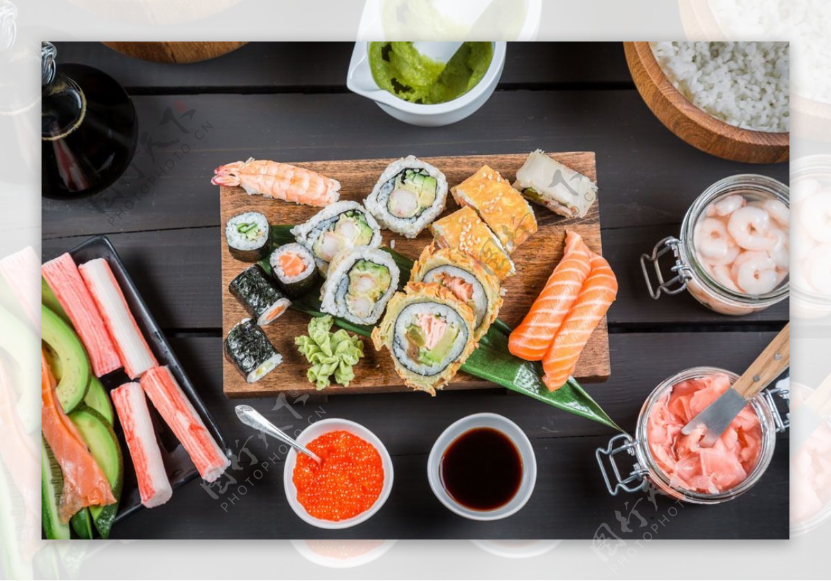 海鲜寿司与配料图片