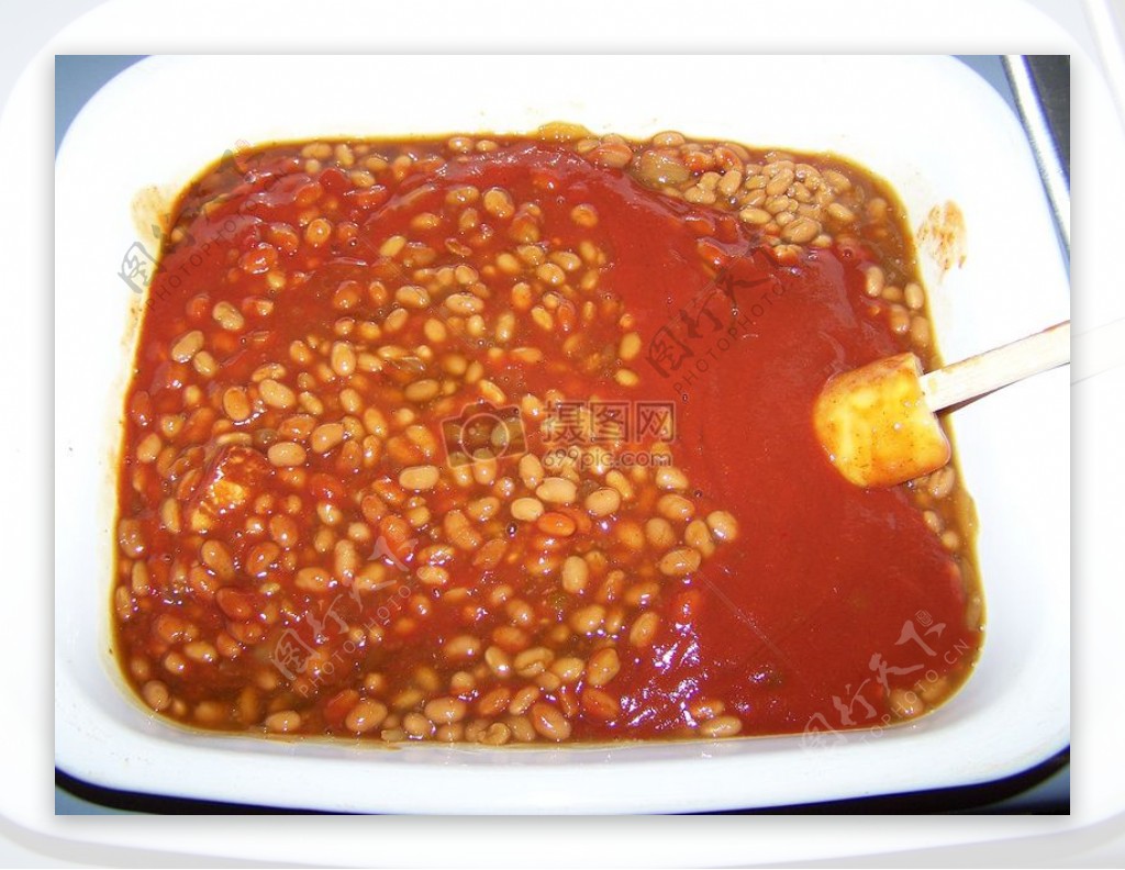 碗碟里的番茄纳豆