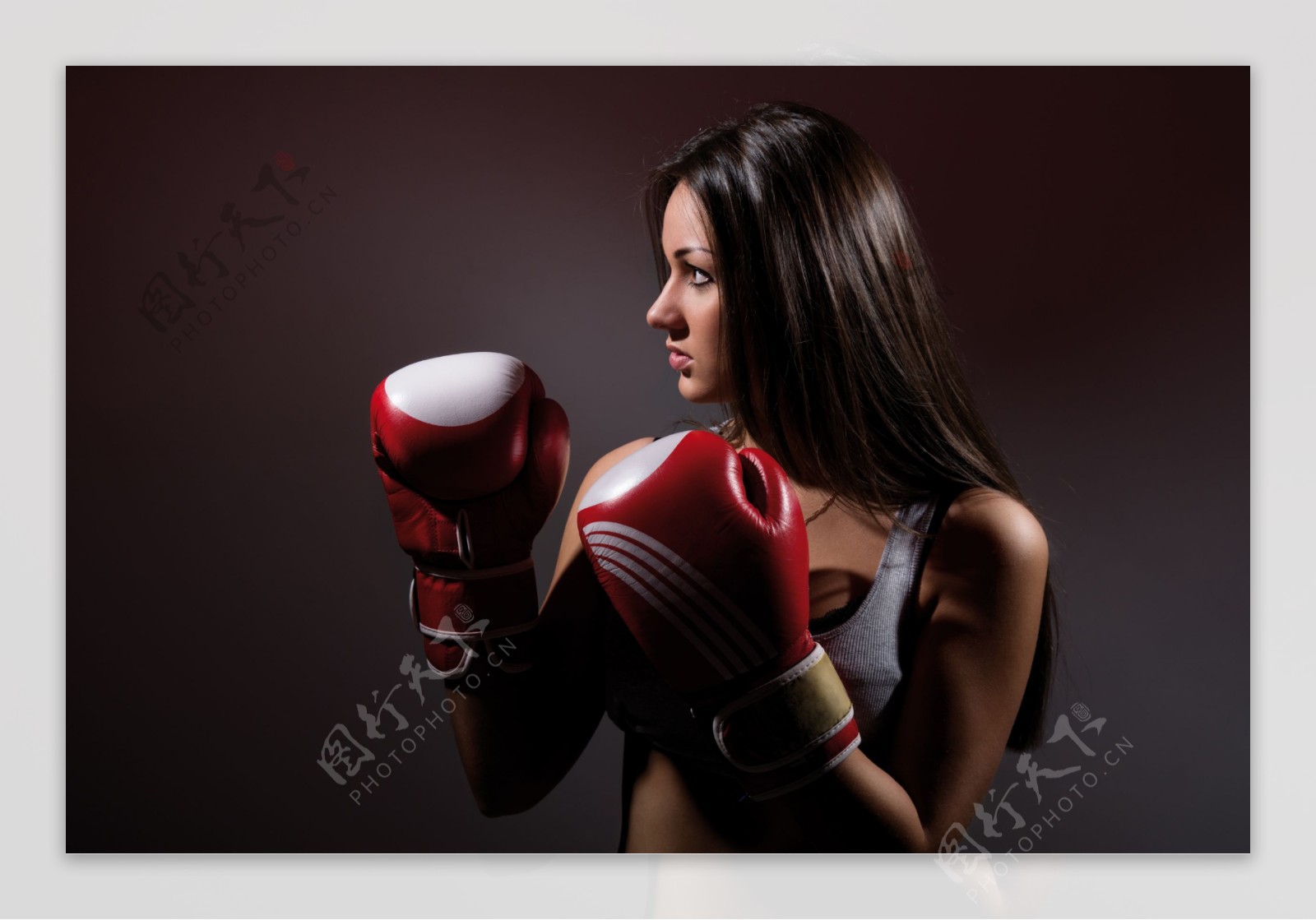 戴手套的美女拳击手图片