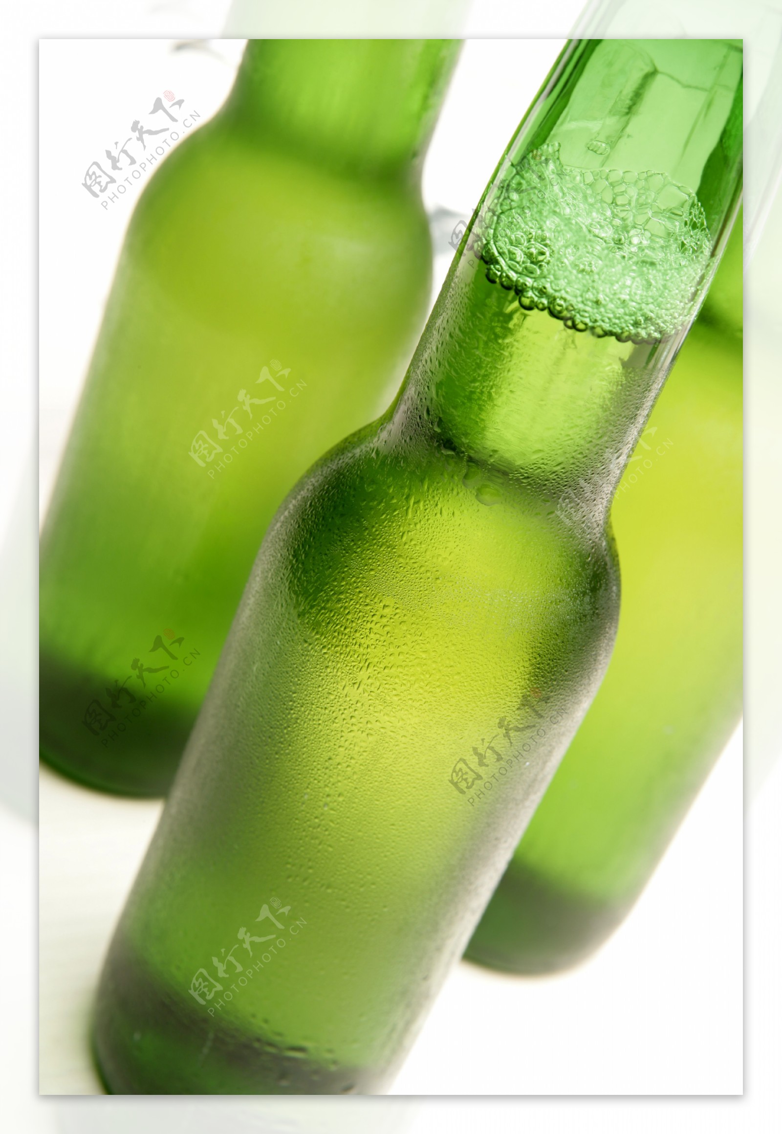 三瓶瓶装啤酒图片