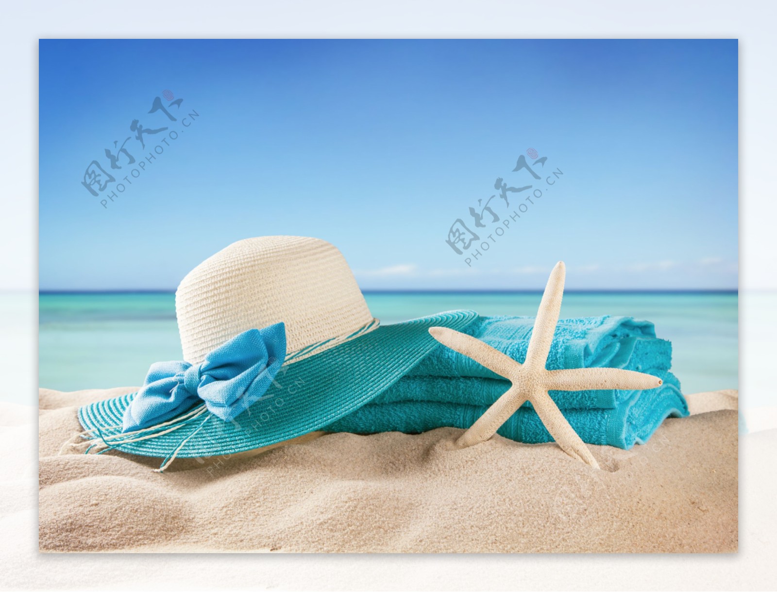 沙滩上的帽子与海星图片